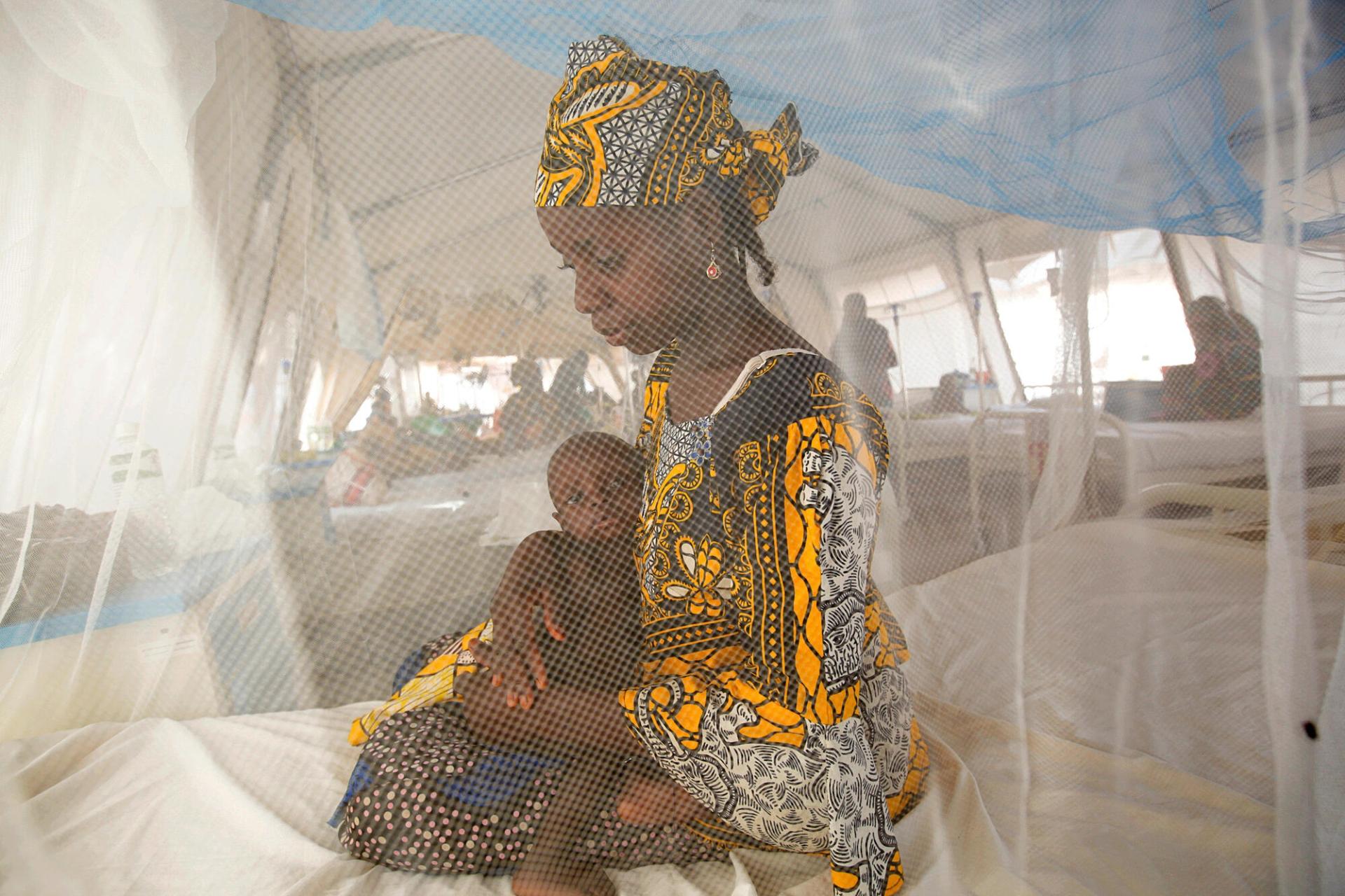 Portrait de Basira Nasiru et son bébé souffrant de malnutrition, pris en charge au centre intensif nutritionnel thérapeutique de MSF dans la ville de Katsina, État de Katsina, Nigeria, juin 2022.