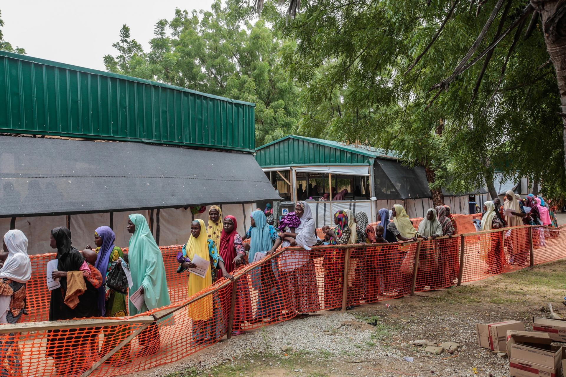 Des mères et leurs enfants attendent pour une consultation médicale au centre nutritionnel thérapeutique ambulatoire de Katsina, État de Katsina, Nigeria, juin 2022.
