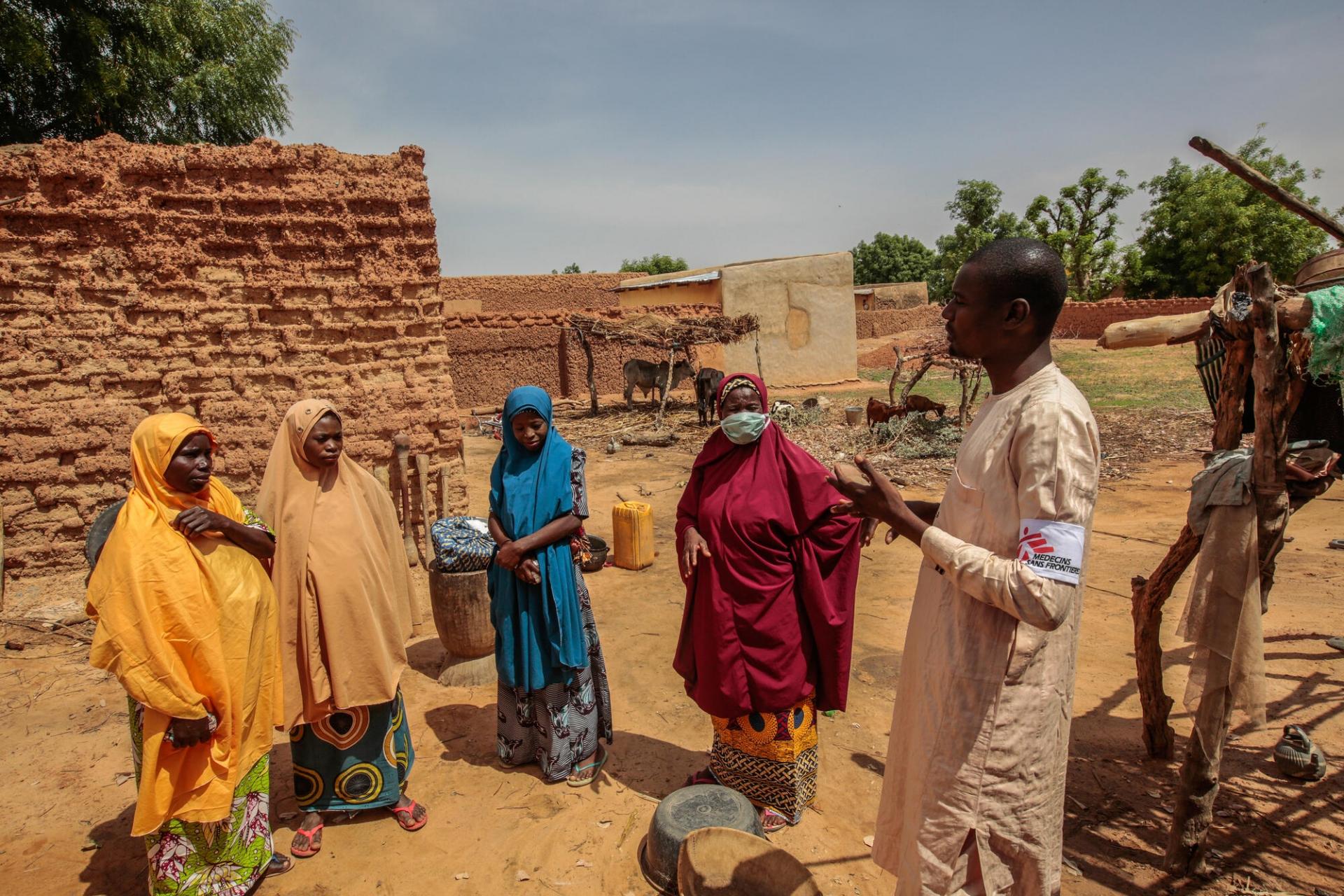 Nama Dahiru et Ibrahim Sailau (droite) sont tous les deux agents de santé communautaires pour Médecins Sans Frontières. Ils rendent visite aux familles du village de Riko dont les enfants ont été pris en charge au centre nutritionnel thérapeutique ambulatoire de MSF pour s’assurer de leur état de santé. État de Katsina, Nigeria, juin 2022. 