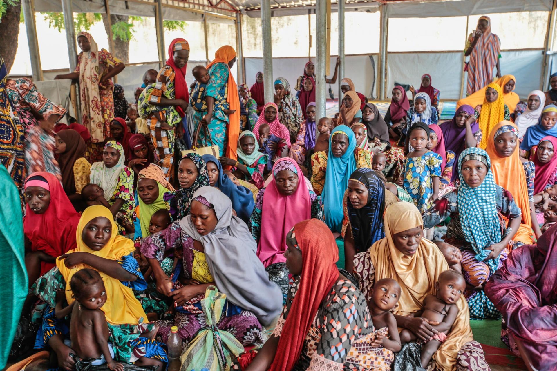 Des mères et leurs enfants attendent pour une consultation médicale au centre nutritionnel thérapeutique ambulatoire de MSF de Katsina, État de Katsina, Nigeria, juin 2022.