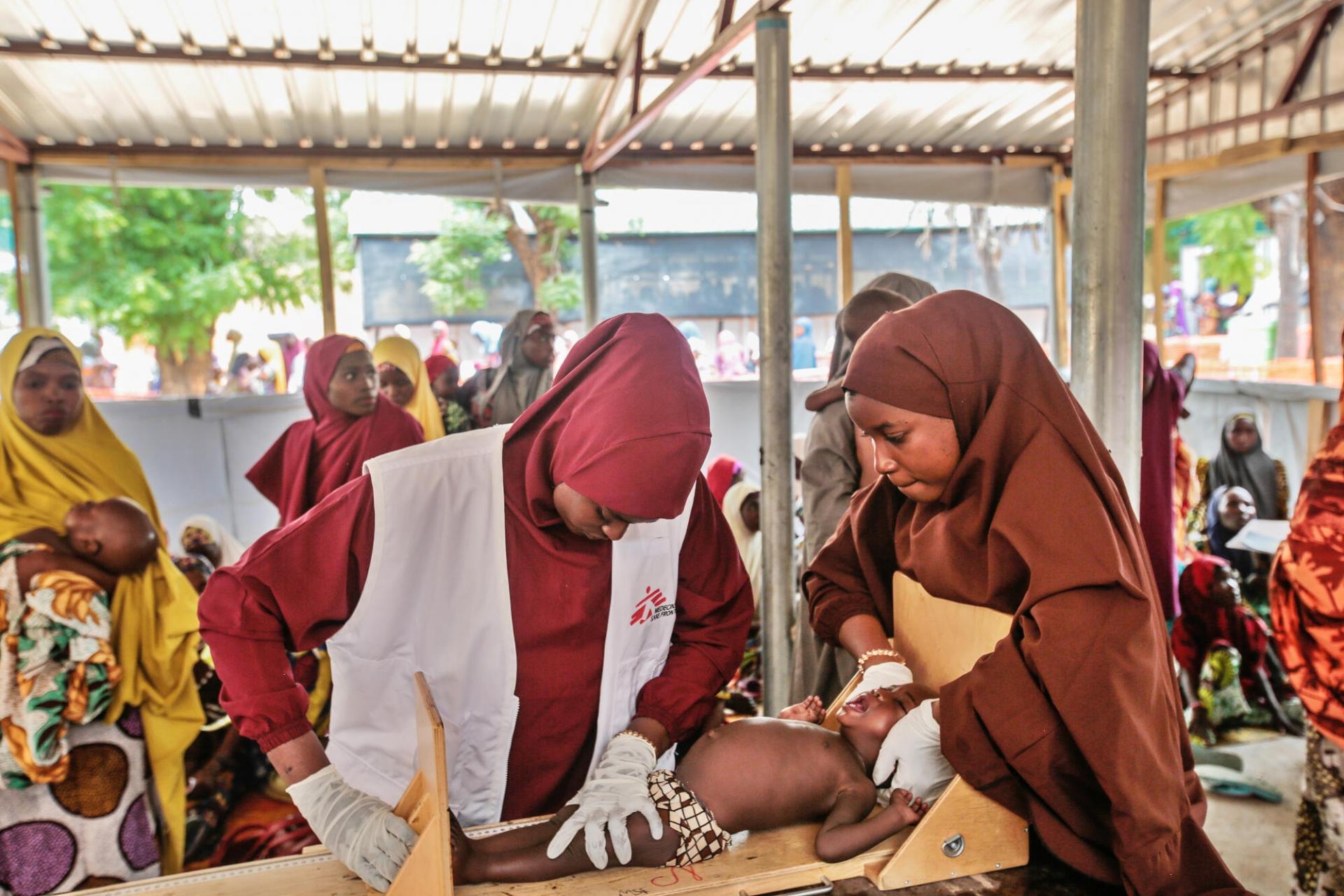 Mesure de la taille d’un enfant souffrant de malnutrition au centre nutritionnel de MSF à Katsina, État de Katsina, Nigeria, juin 2022. 