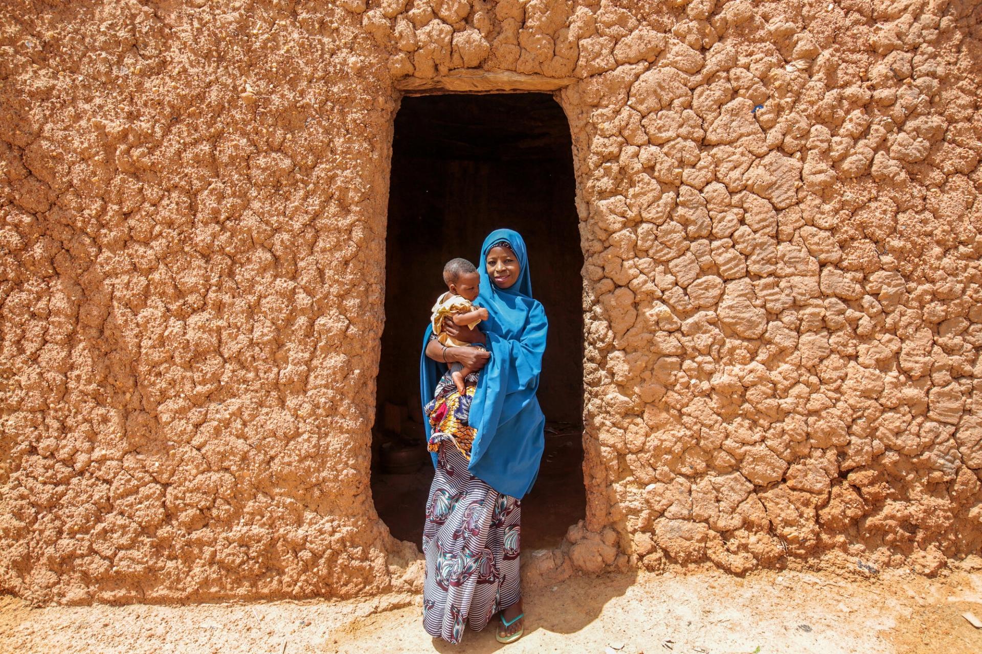 Portraits de Shafaatu Hashimu (gauche) et Sherusi Aminu (droite), accompagnées de leurs filles respectives. Souffrant de malnutrition, les deux enfants ont été prises en charge dans le centre nutritionnel thérapeutique ambulatoire MSF du village de Riko, à la frontière entre le Niger et le Nigeria. État de Katsina, Nigeria, juin 2022.