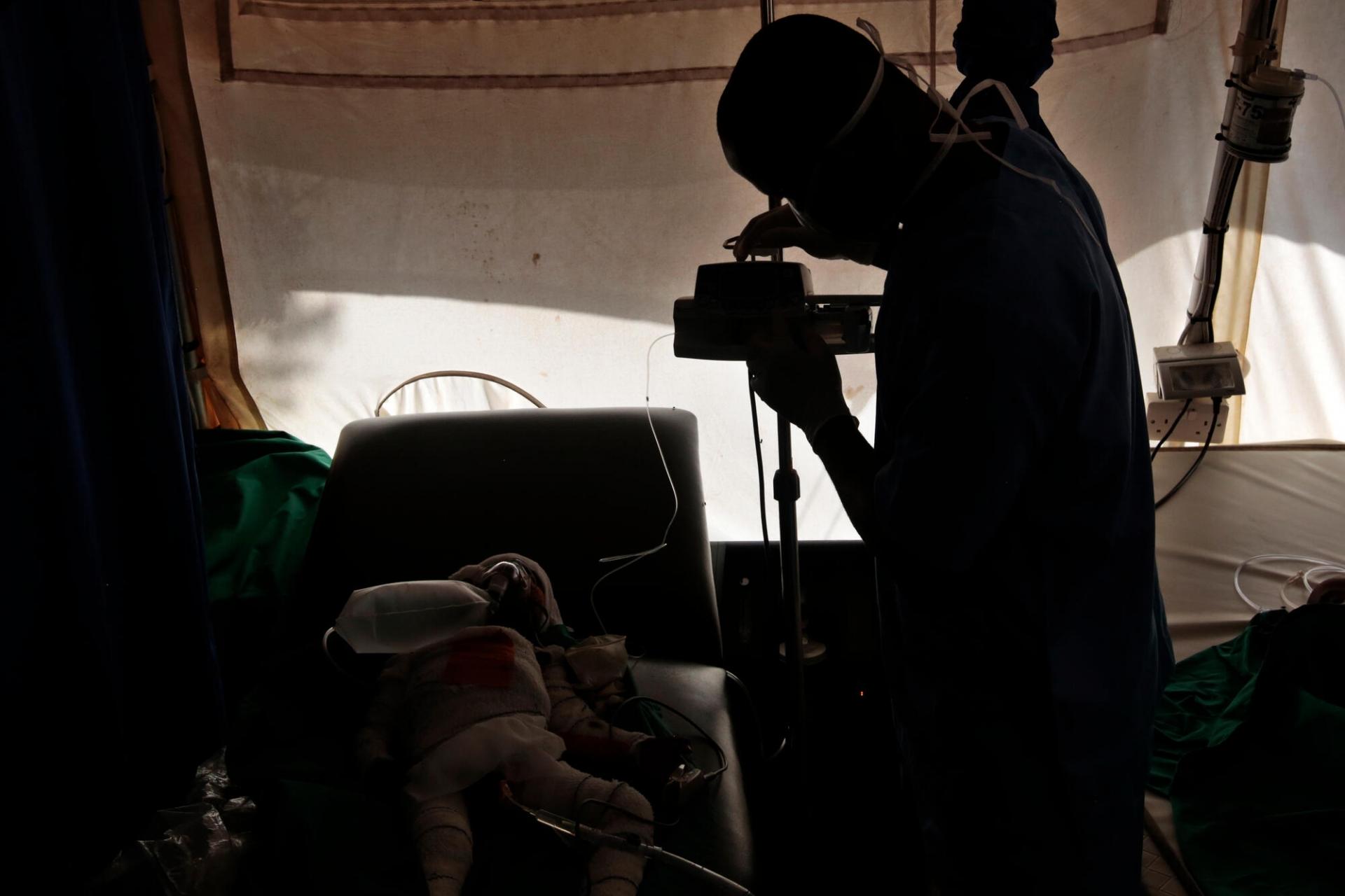 Un bébé souffrant de malnutrition aiguë sévère reçoit des soins au centre intensif nutritionnel thérapeutique de MSF dans la ville de Katsina,  Le centre a été ouvert en septembre 2021. Cinq autres centres nutritionnels thérapeutiques ambulatoires ont ouvert en même temps - l’un dans la ville même de Katsina et les quatre autres dans la localité de Jibia, à la frontière avec le Niger. Ces dernières semaines, la capacité d’hospitalisation a dû être augmentée, passant de 100 à 280 lits, pour faire face à l’af