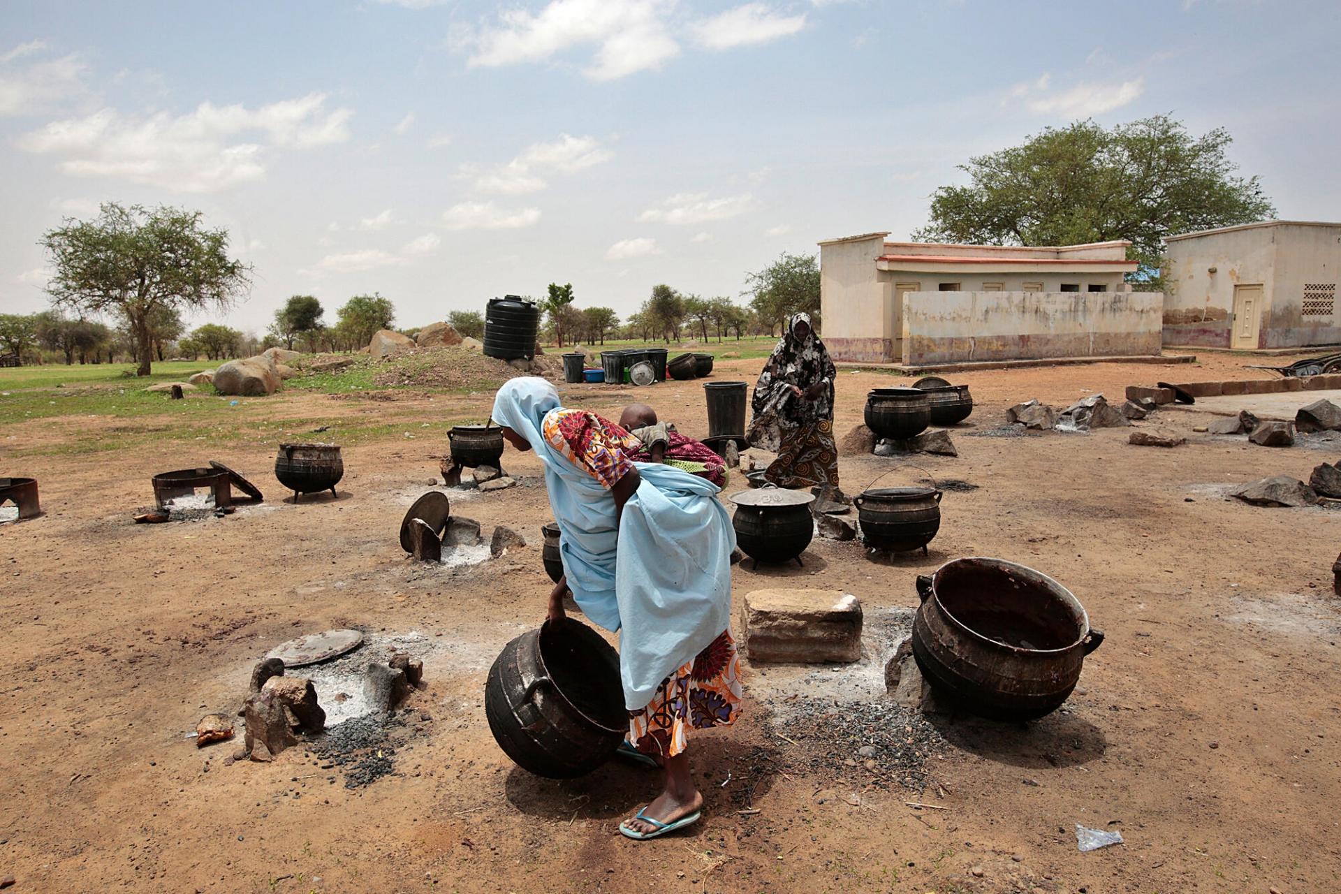 Dans l’école de Jibia, où plusieurs familles nigérianes ont trouvé refuge après avoir fui les violences, des femmes s’apprêtent à cuisiner. État de Katsina, Nigeria, juin 2022. 