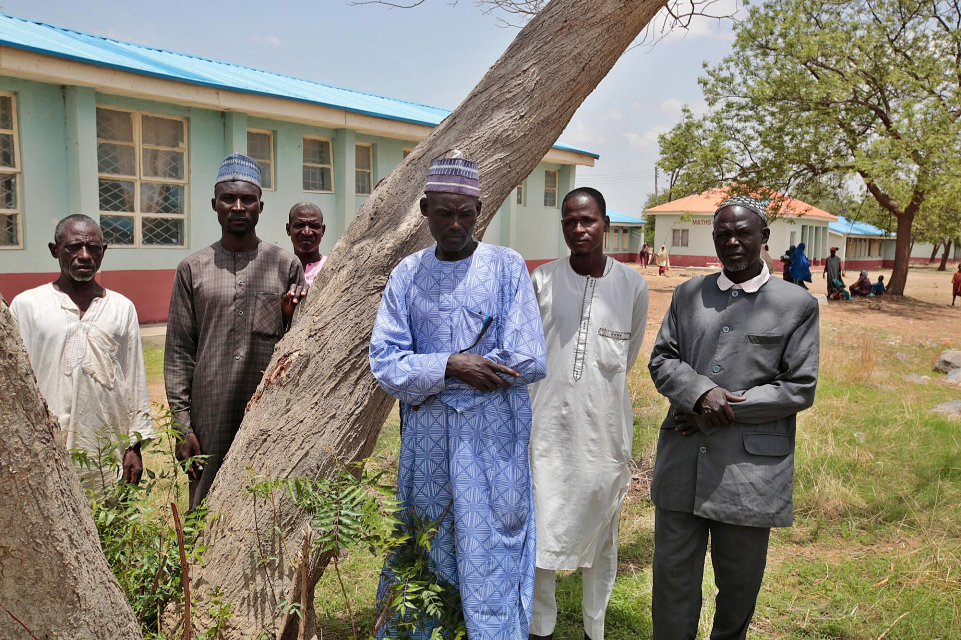 Bala Namala (centre) est responsable des familles déplacées qui ont trouvé refuge dans une école de la ville de Jibia, après avoir fui des violences dans leurs villages. État de Katsina, Nigeria, juin 2022.
