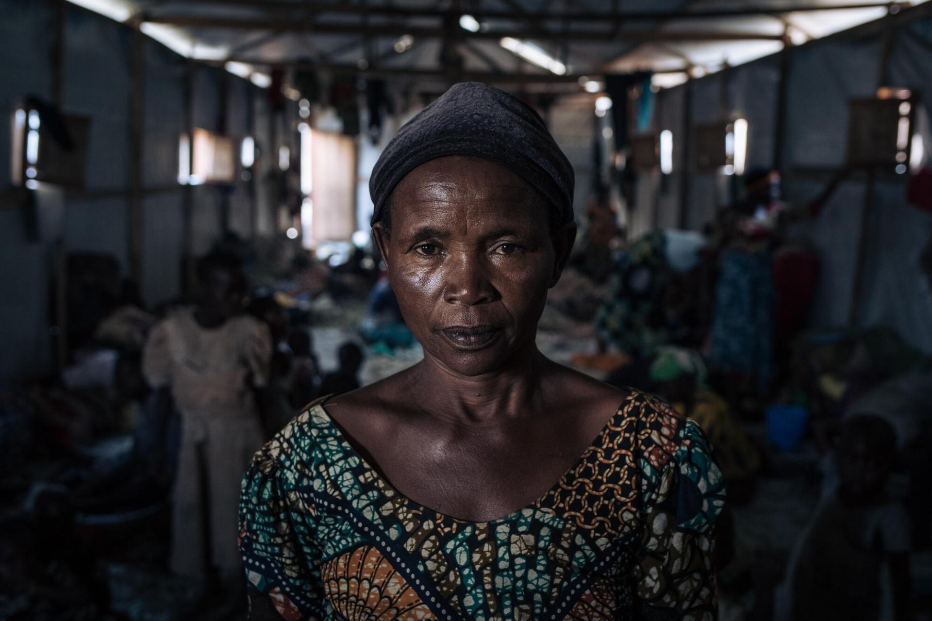 Agrippine pose dans un des abris communautaires sur le site informel de déplacés du stade de Rugabo.