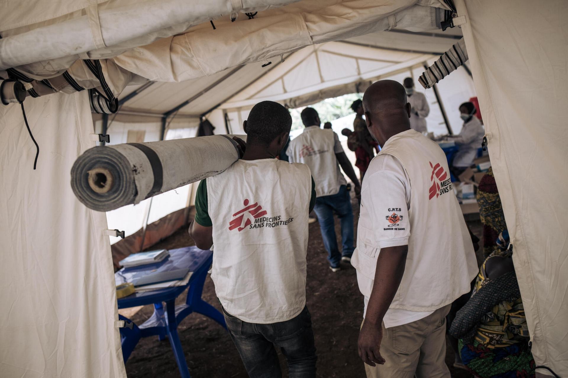 L'équipe MSF arrange les tentes de la clinique mobile où se déroulent les consultations médicales à Rumangabo.