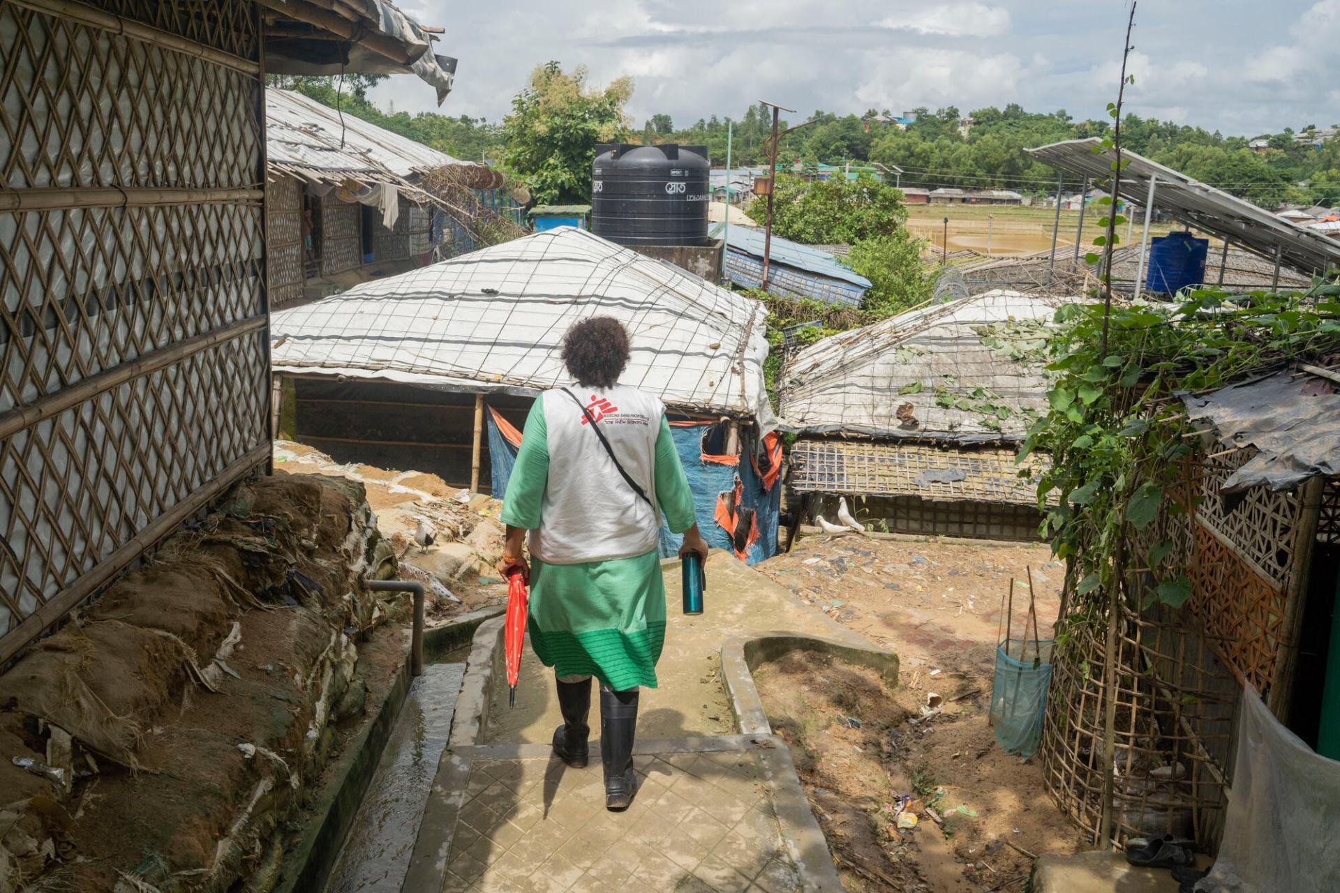 Un membre d'une équipe MSF dans les camps de Cox’s Bazar, au Bangladesh