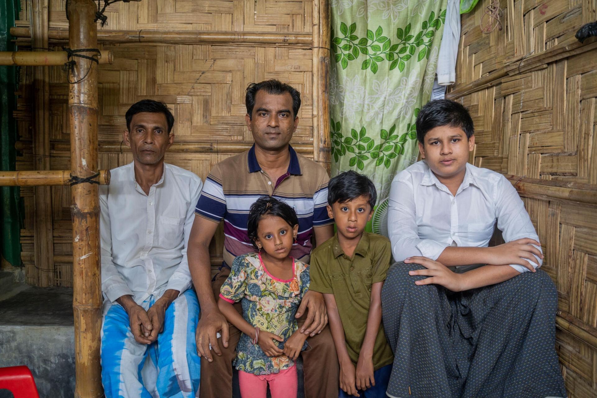 Anwar Arafat, réfugié rohingya, accompagné du reste de sa famille