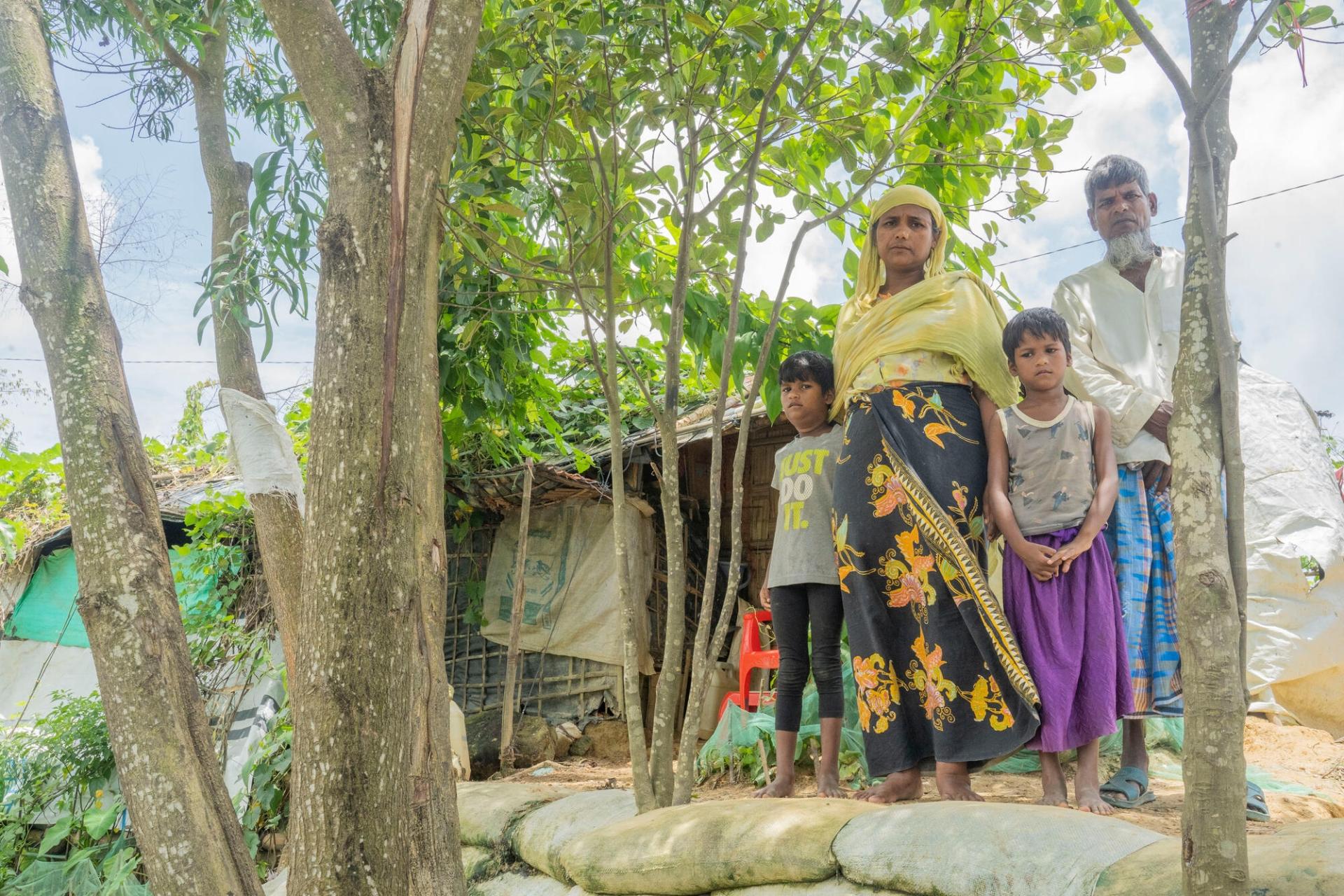 Tayeba Begum, une réfugiée rohingya, accompagné de mari et de ses jumelles, Nur Ankis et Nur Bahar