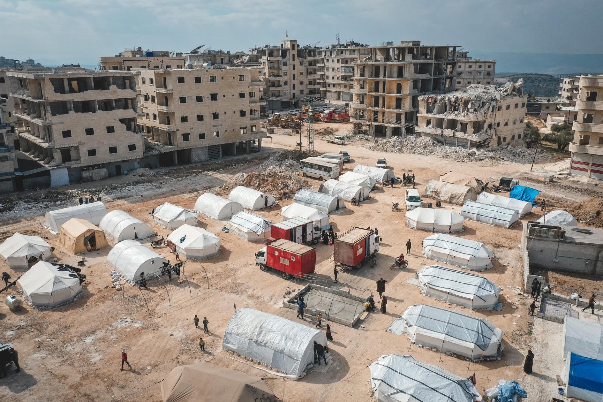 Vue d'un centre d'accueil des victimes des tremblements de terre dans le nord-ouest de la Syrie. Les équipes MSF ont procédé à une distribution dans ces centres.