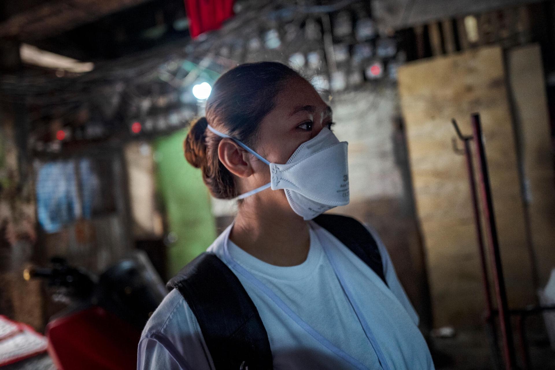 Une membre de l'équipe MSF de soutien aux patients en train de mener des opérations de recherche de contacts dans les foyers de personnes dépistées positives à la tuberculose. Tondo, Manille. Philippines. 13 mars 2023.