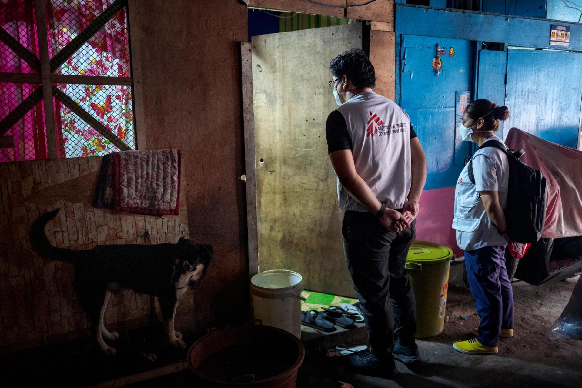 Des membres de l'équipe MSF de soutien aux patients en train de mener des opérations de recherche de contacts dans les foyers de personnes dépistées positives à la tuberculose. Tondo, Manille. Philippines. 13 mars 2023.