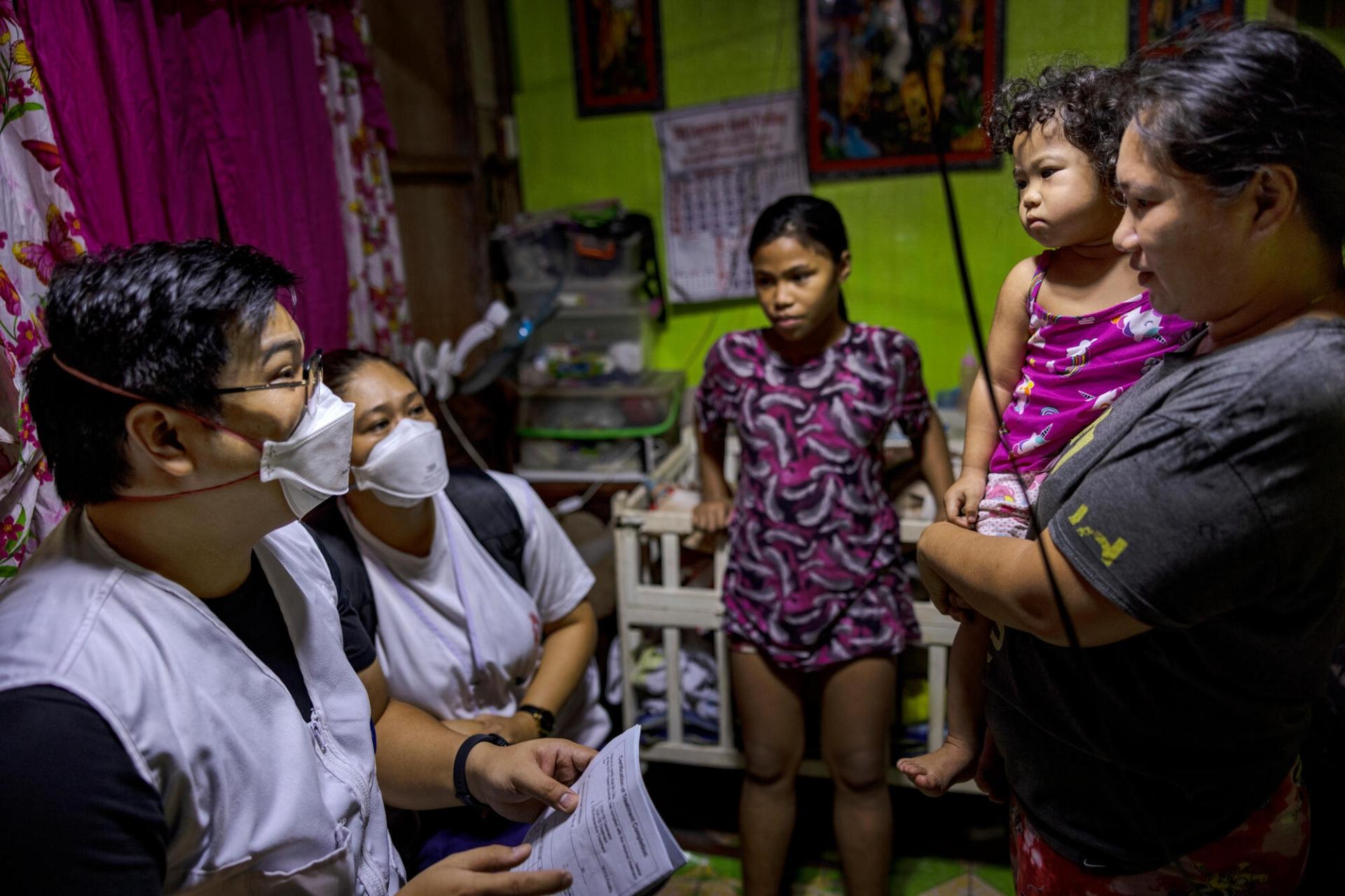 Des membres de l'équipe MSF de soutien aux patients en train de mener des opérations de recherche de contacts dans les foyers de personnes dépistées positives à la tuberculose. Tondo, Manille. Philippines. 13 mars 2023.