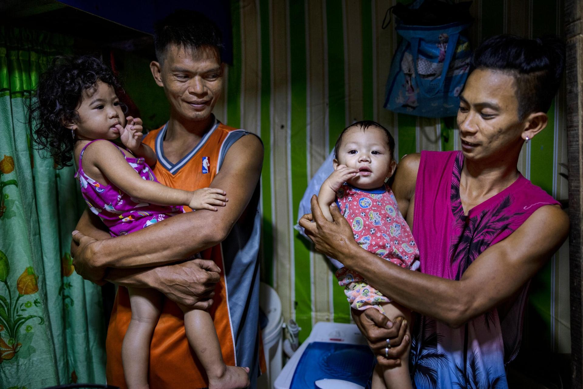 Des membres d'une famille à leur domicile lors d'une visite MSF. Tondo, Manille. Philippines.