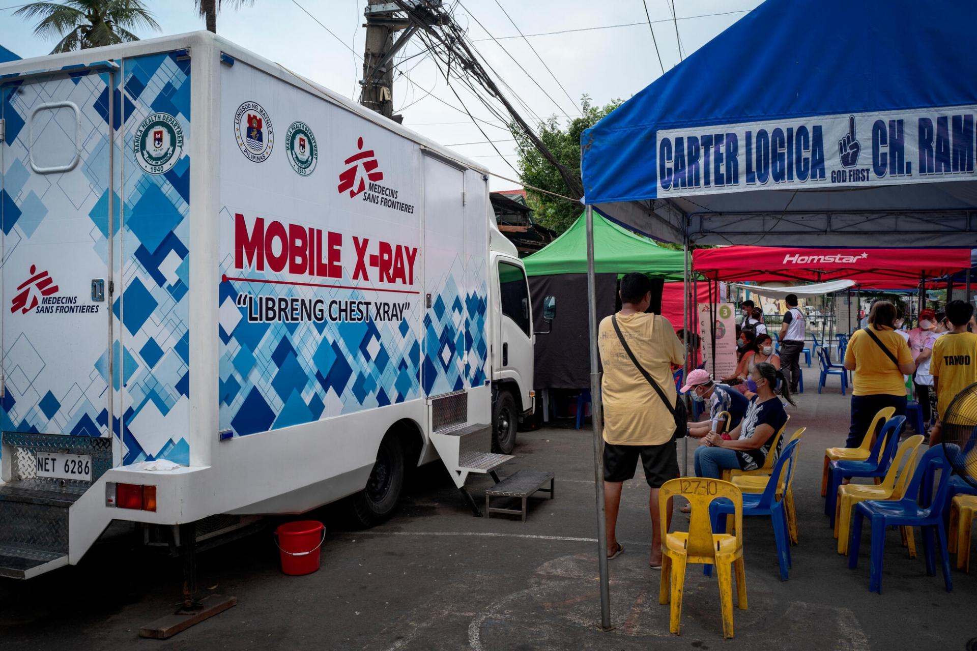 Des habitants de Tondo font la queue pour accéder aux services de dépistage de la tuberculose. Manille. Philippine. 13 mars 2023.