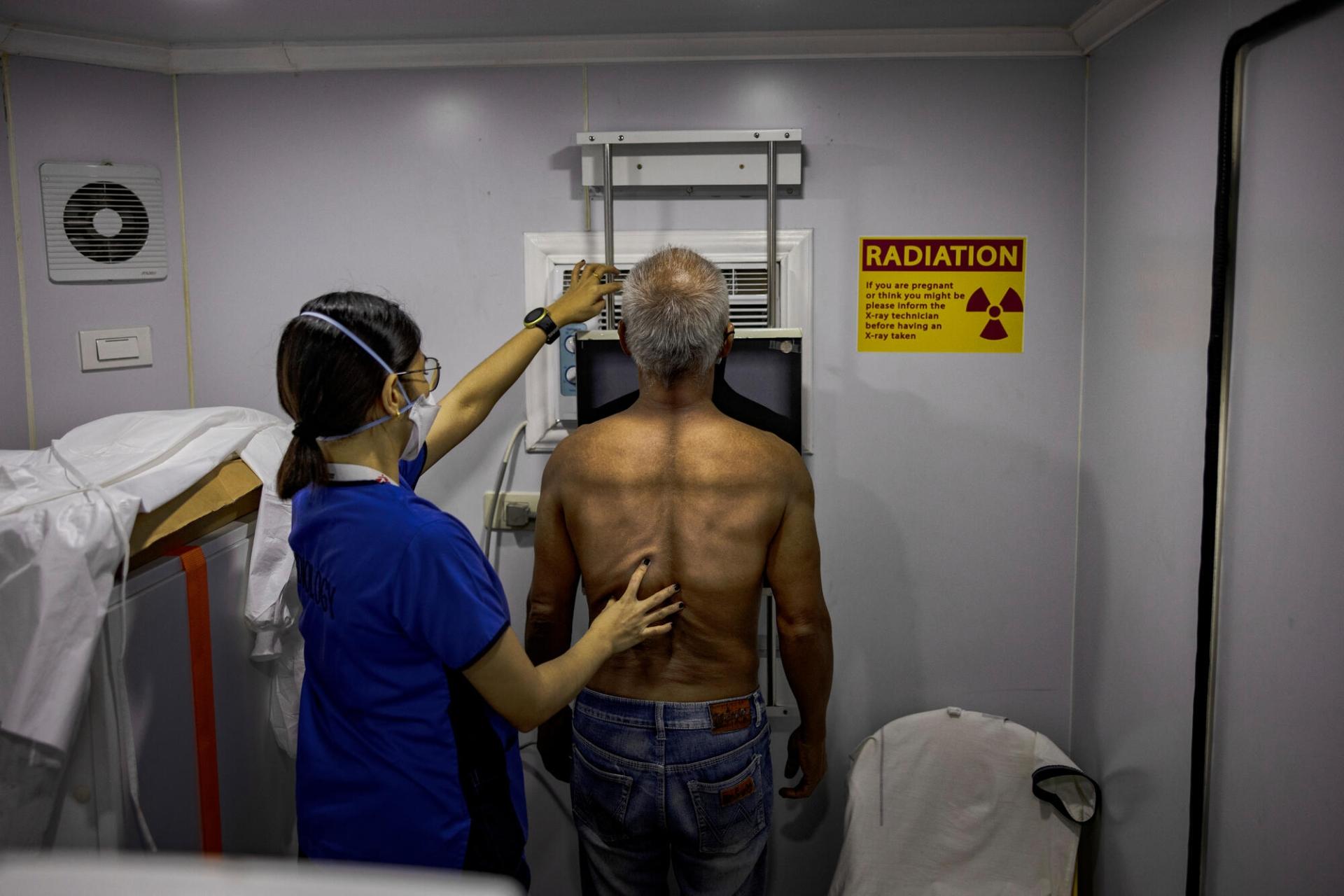 Un patient lors de sa radiographie dans le camion MSF. Manille. Philippines. 13 mars 2023.