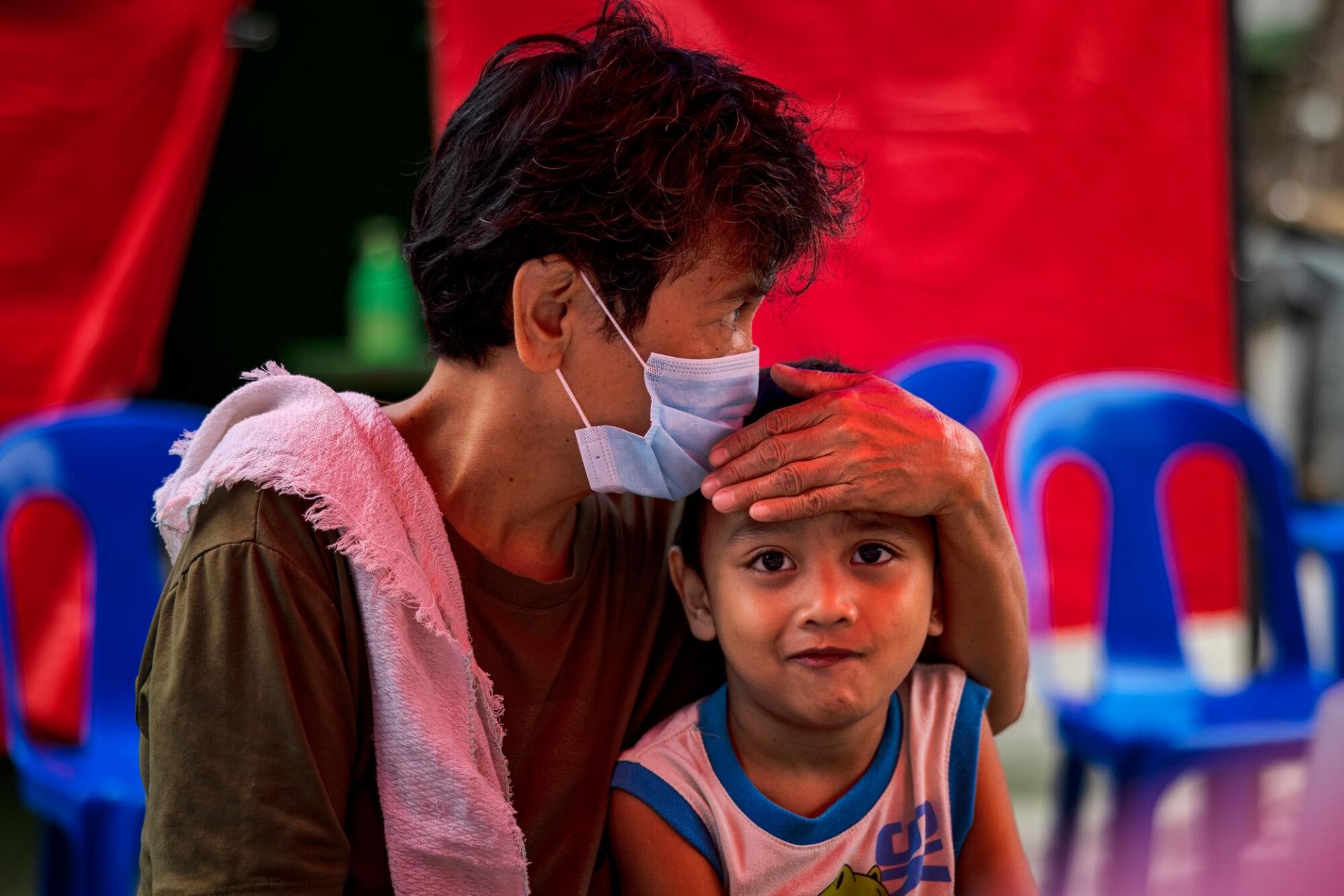 Une grand-mère avec ses petits-enfants, en consultation avec Trisha Thadhani, médecin MSF. Manille. Philippines. 13 mars 2023.