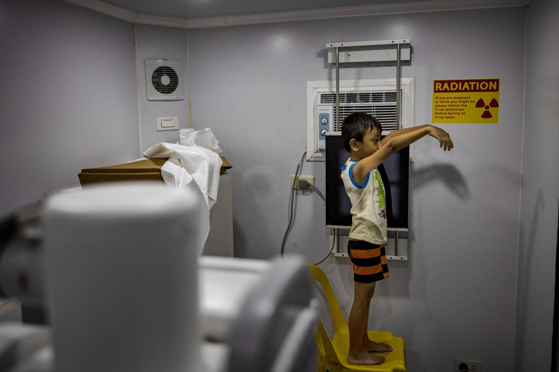 Un enfant de cinq ans lors d'une radiographie dans le camion MSF. Manille. Philippines. 13 mars 2023.