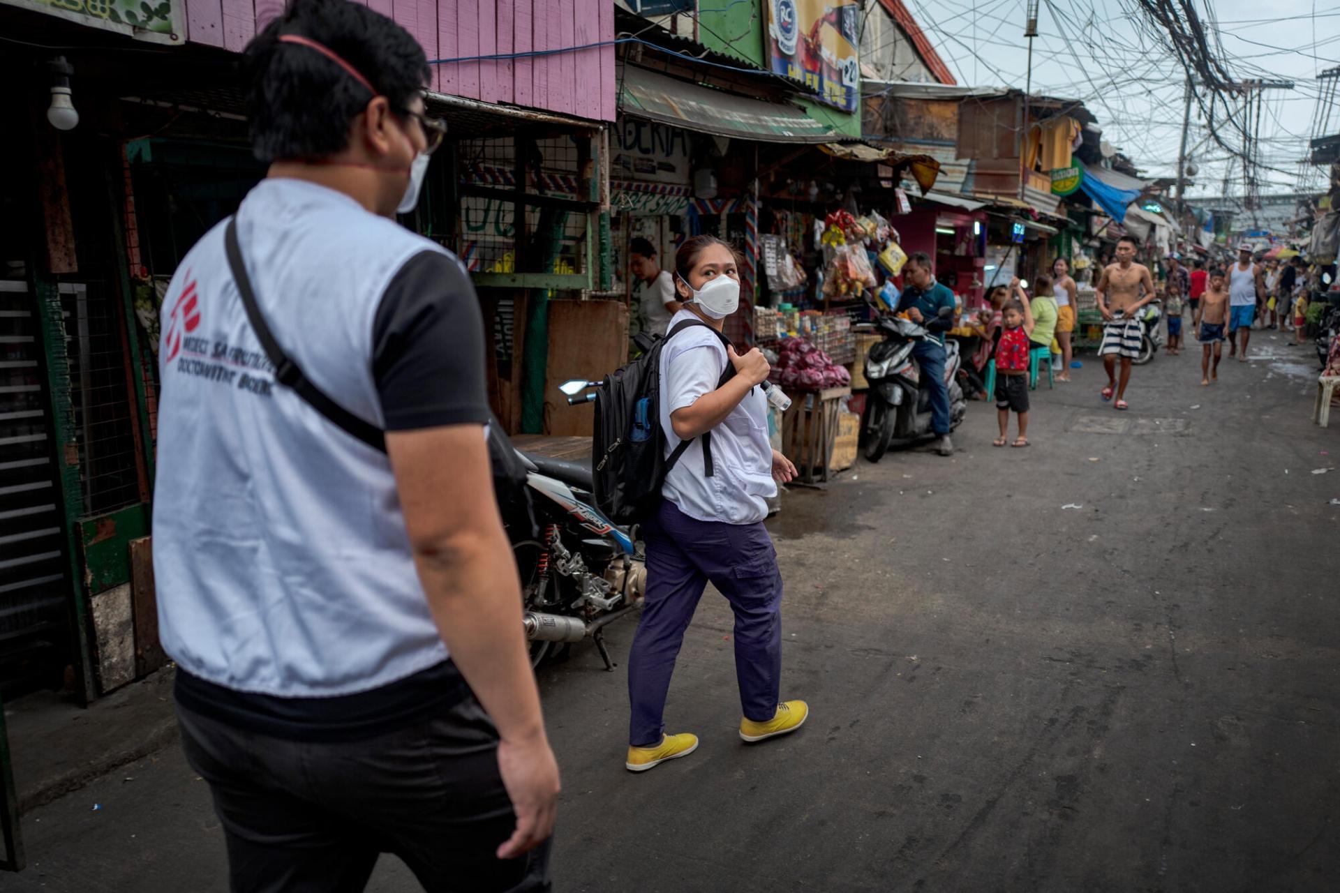 Des membres de l'équipe MSF de soutien aux patients en train de mener des opérations de recherche de contacts dans les foyers de personnes dépistées positives à la tuberculose. Tondo, Manille. Philippines. 13 mars 2023.