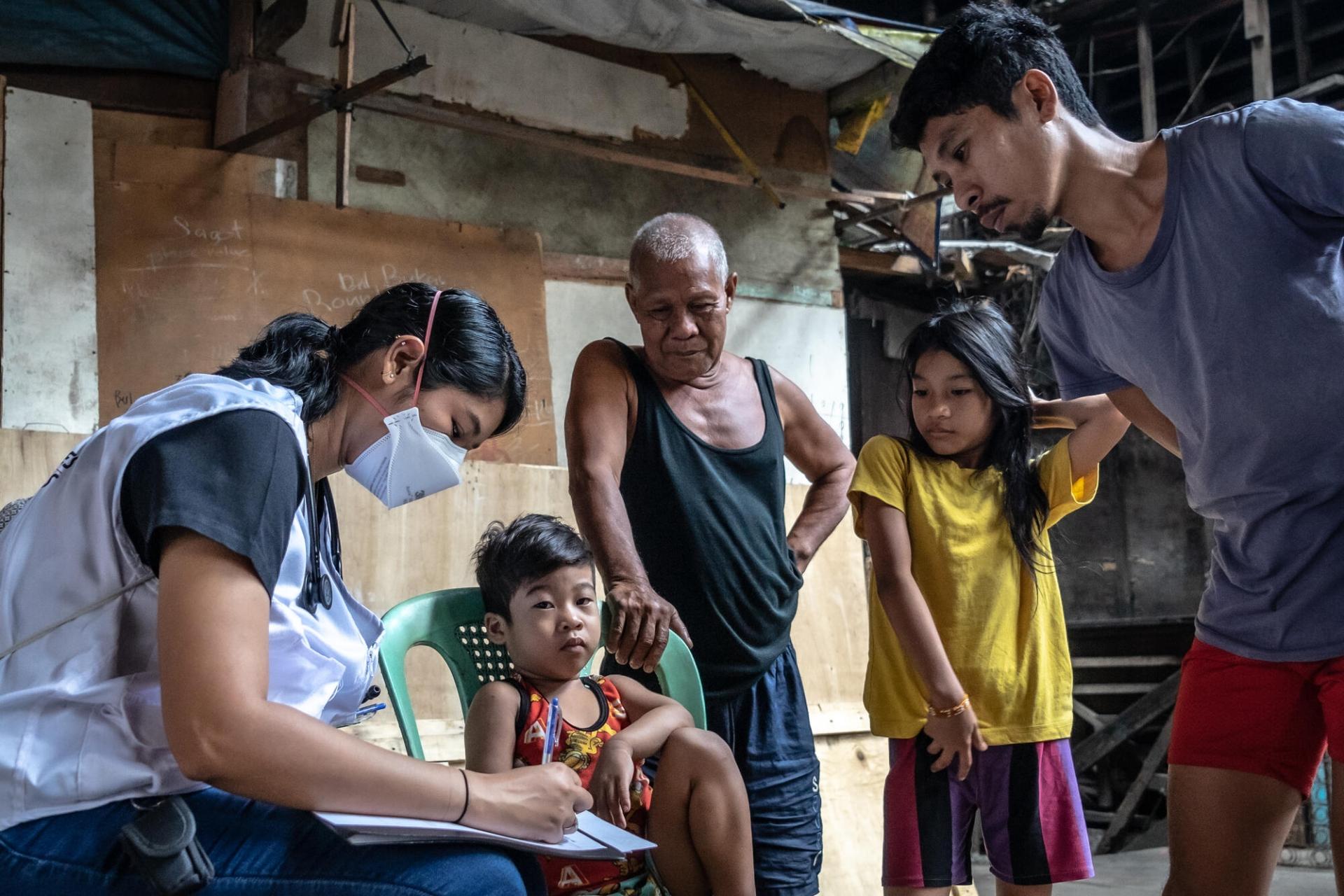 La docteure Trisha Thadhani en consultation avec une enfant à Tondo. Manille Philippines. 2 mars 2023.