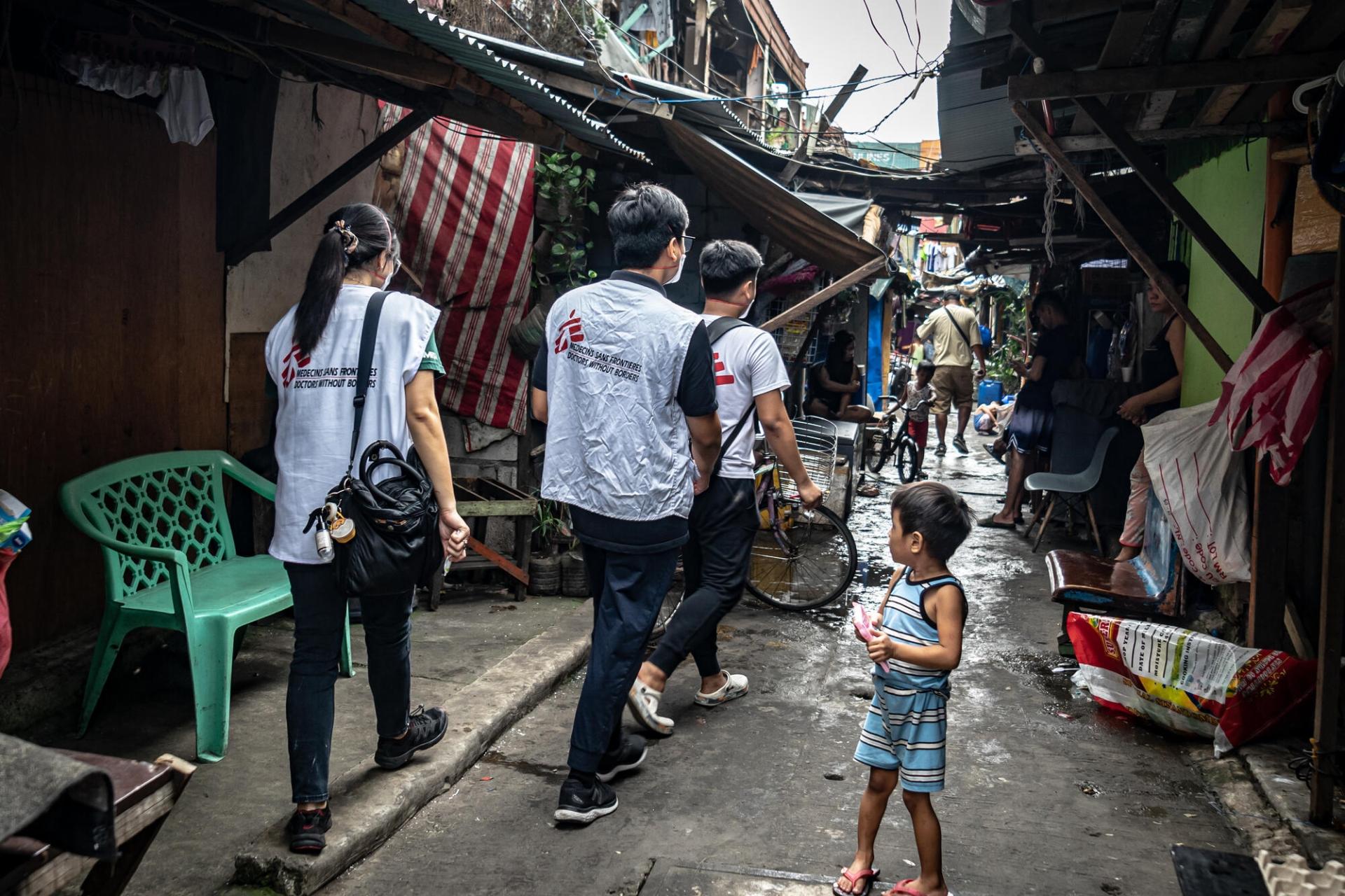 Des membres de l'équipe MSF de soutien aux patients en train de mener des opérations de recherche de contacts dans les foyers de personnes dépistées positives à la tuberculose. Tondo, Manille. Philippines. 13 mars 2023.