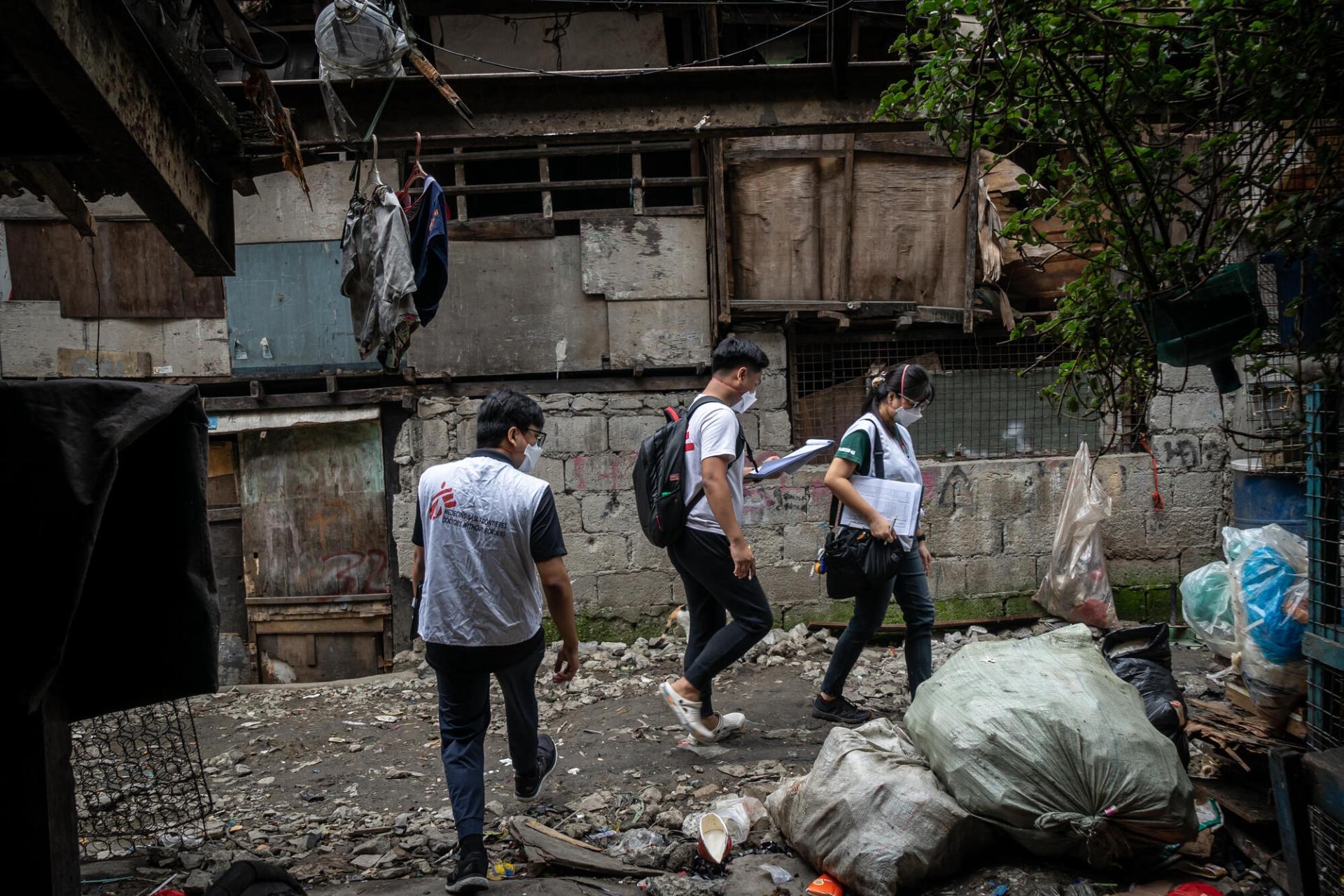 Des membres de l'équipe MSF de soutien aux patients en train de mener des opérations de recherche de contacts dans les foyers de personnes dépistées positives à la tuberculose. Tondo, Manille. Philippines. 13 mars 2023.