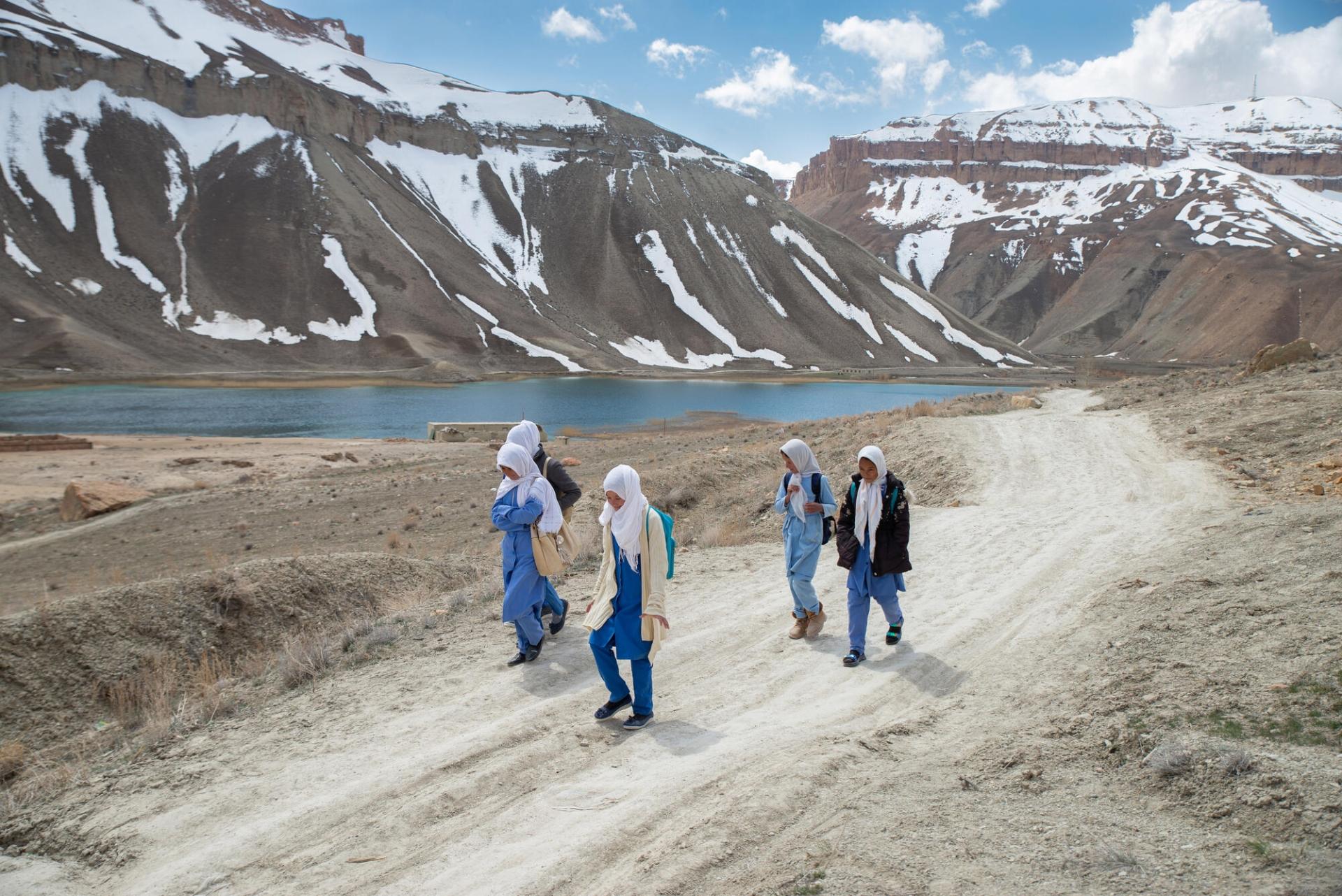 Des filles du village de Band-e-Amir se rendent à l'école dans la province de Bamyan. MSF a ouvert une structure de santé dans ce village, la seule destinée aux femmes et aux enfants. Afghanistan. 2023.