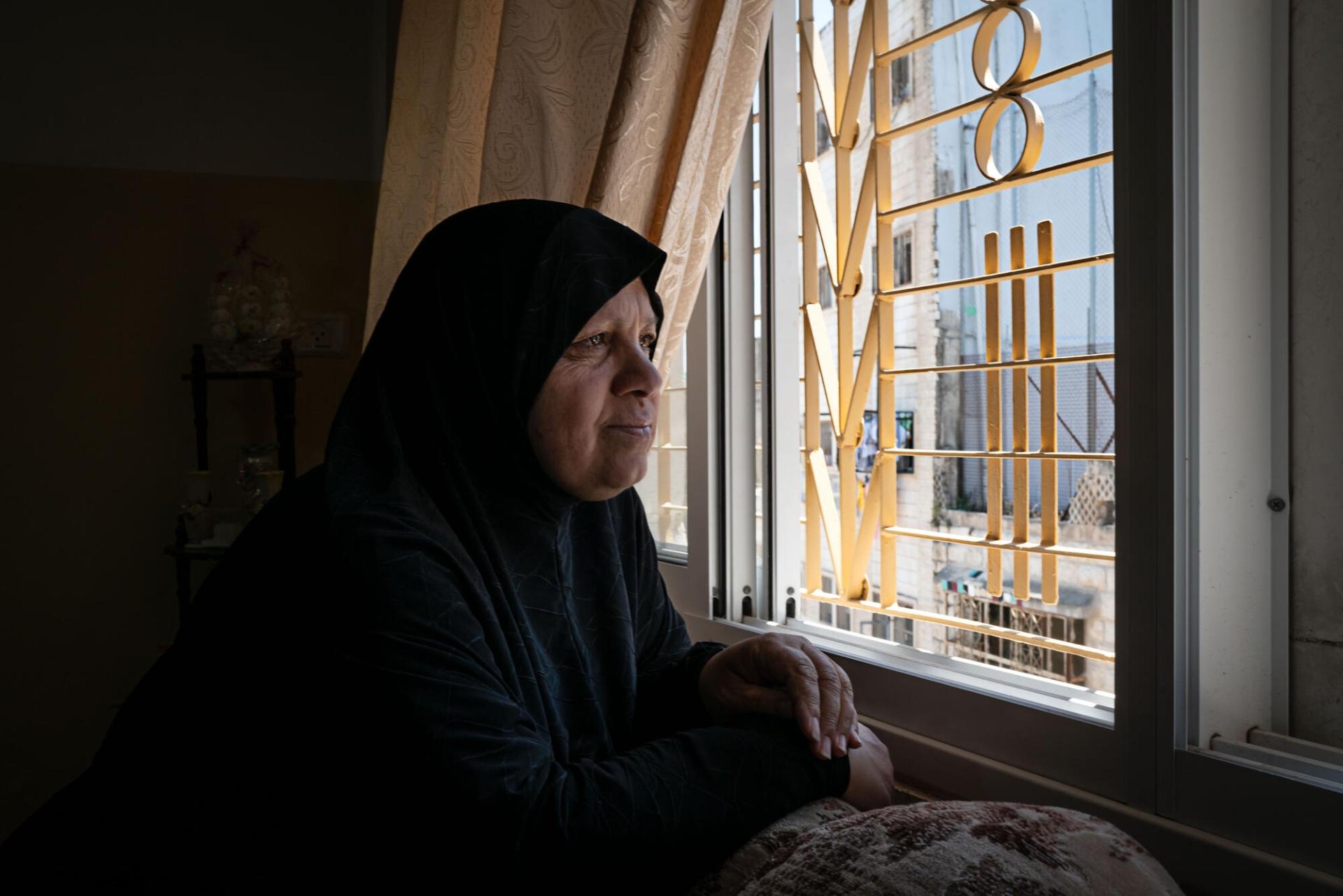 Harbiyeh habite la vieille ville d'Hébron et subit le harcélement des colons de manière quasi quotidienne. De sa fenêtre, elle voit les colonies qui entourent sa maison. Les forces israéliennes ont installé une caméra de sécurité sur son toit, car les habitations des colons jouxtent la sienne. 