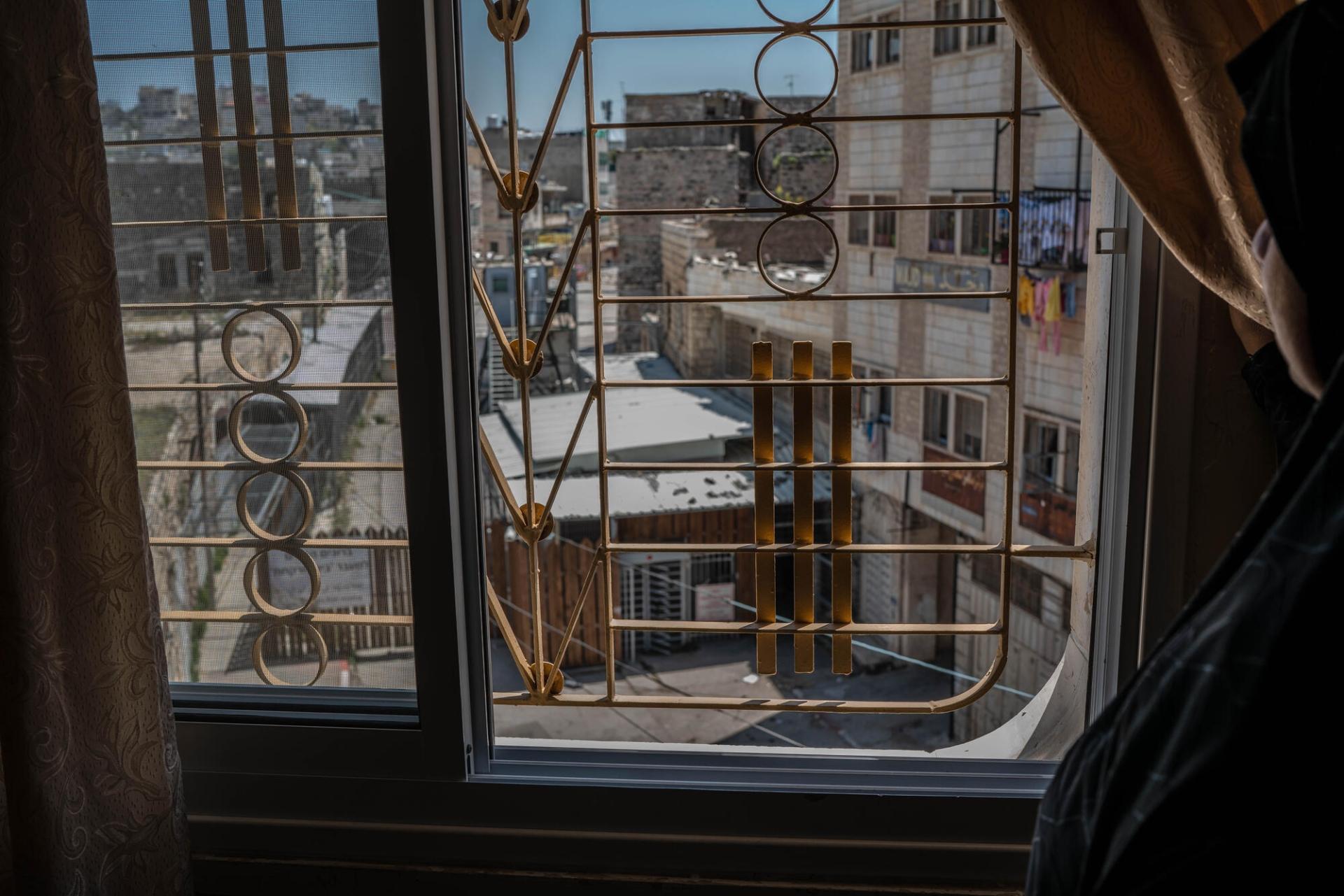 Vue sur un checkpoint israélien installé dans la ville d'Hébron depuis la maison d'une famille palestinienne. Hébron, Cisjordanie, mai 2023.