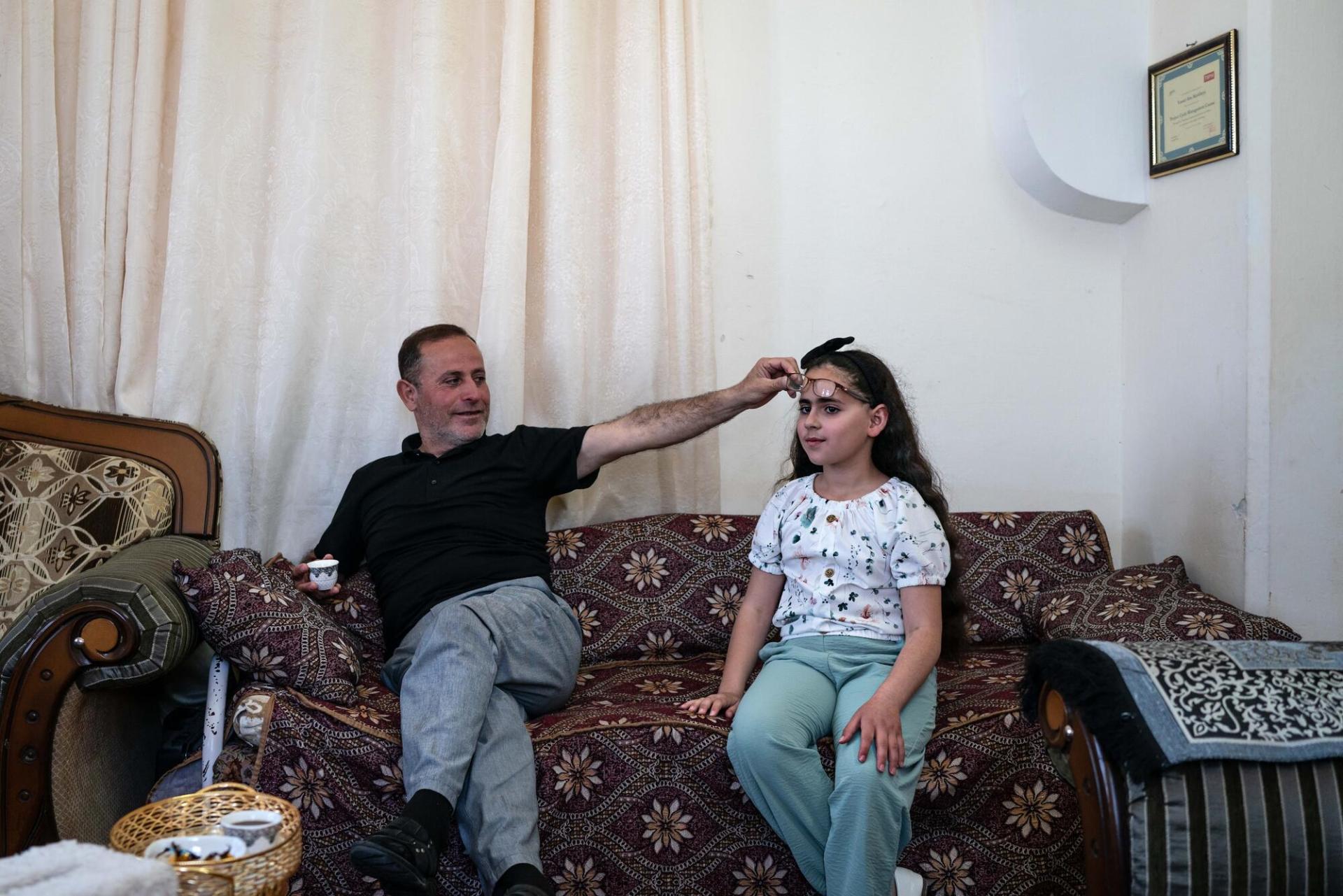 Yasser Abu Markhiyeh et sa fille à leur domicile d'Hébron en mai 2023. Cisjordanie.