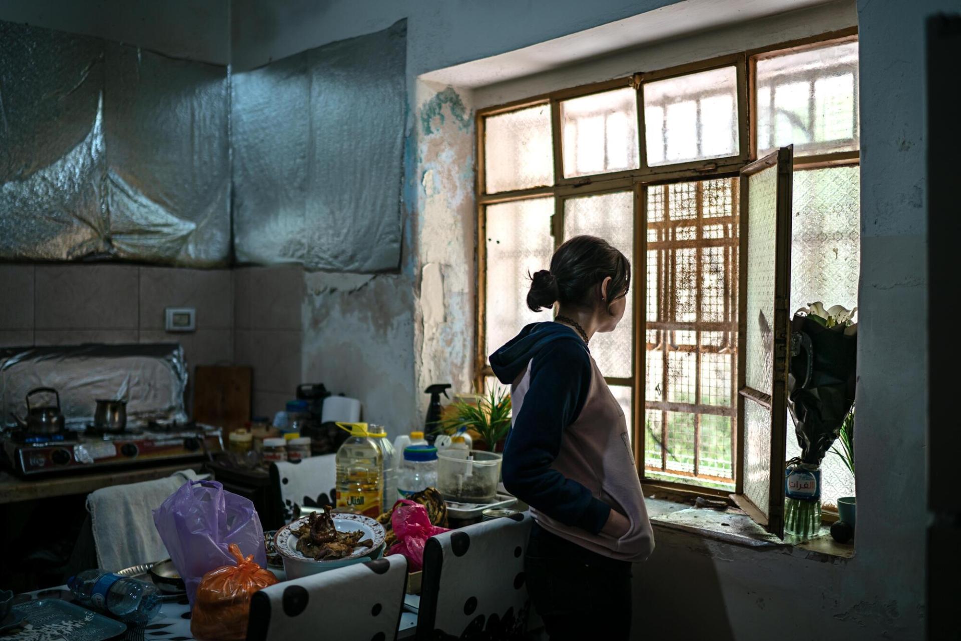 Une jeune fille palestinienne dans sa maison, située dans la zone H2 d'Hébron. Cisjordanie, mai 2023.