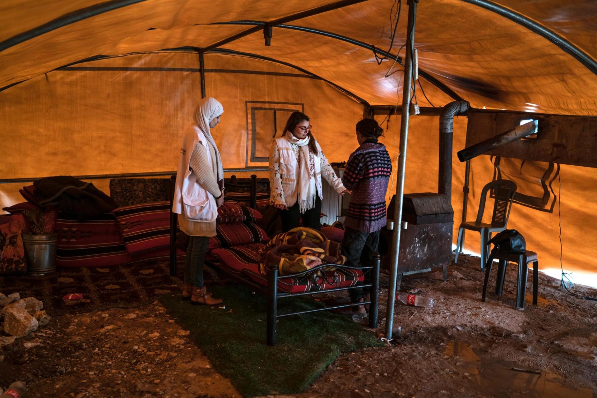 Des membres des équipes MSF travaillent avec Jinan, la fille de Mustafa, qui habite sous une tente depuis que les forces israéliennes ont démoli sa maison. À l'aide de cartes, elle tente d'exprimer ses émotions face à ces événements traumatisants. Avril 2023. 