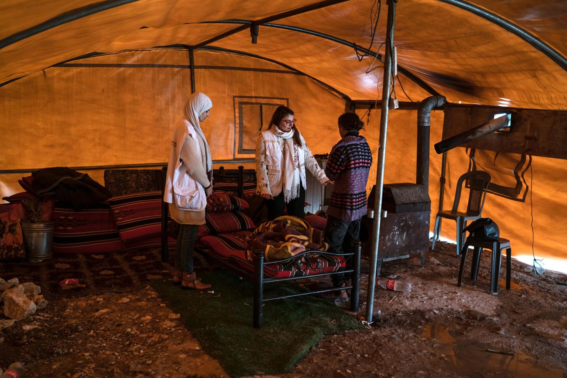 Des membres des équipes MSF travaillent avec Jinan, la fille de Mustafa, qui habite sous une tente depuis que les forces israéliennes ont démoli sa maison. À l'aide de cartes, elle tente d'exprimer ses émotions face à ces événements traumatisants. Avril 2023.