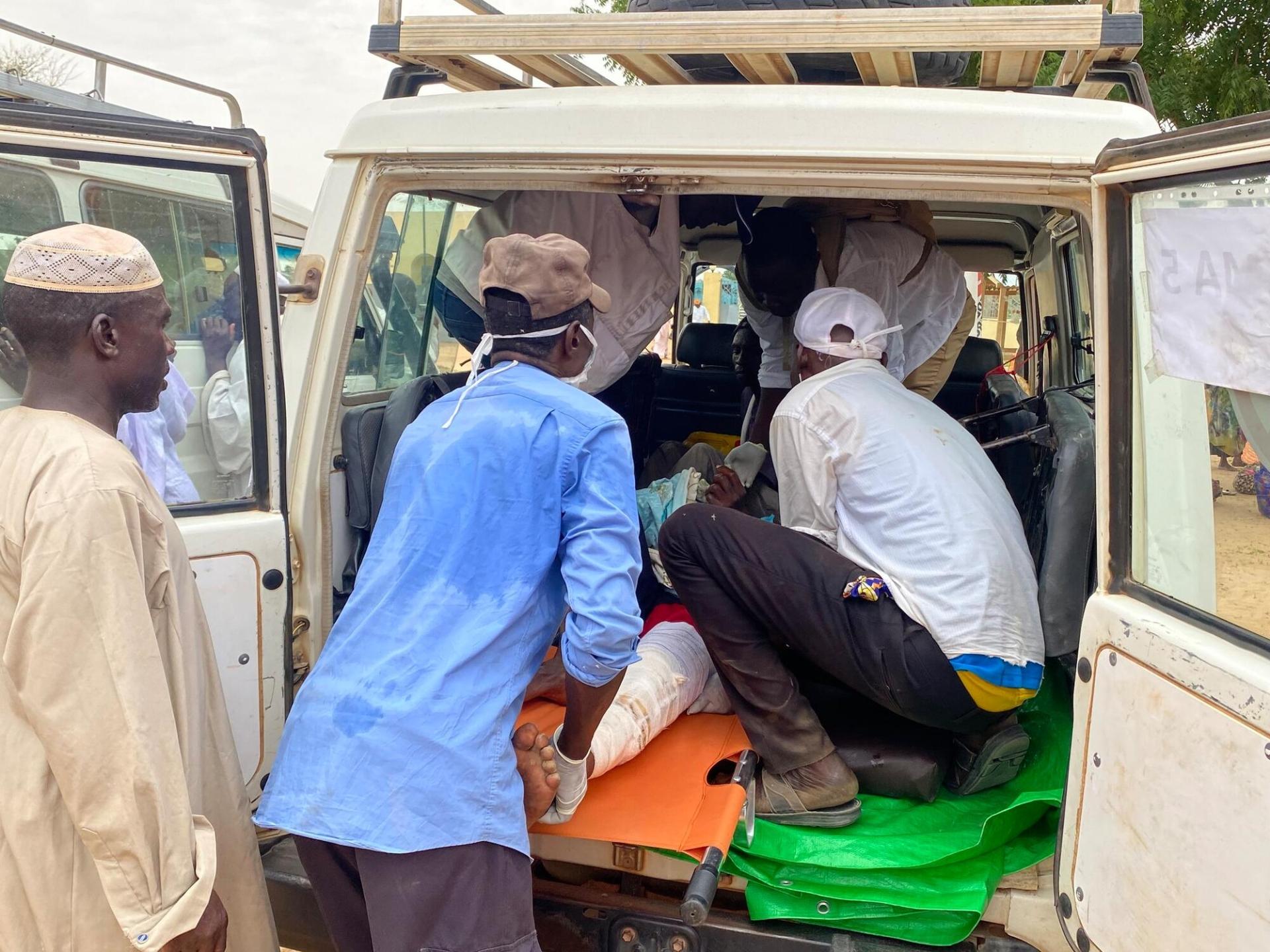 Les blessés de guerre soudanais fuyant les violences et le conflit à El-Geneina affluent vers l'hôpital d'Adré, au Tchad.