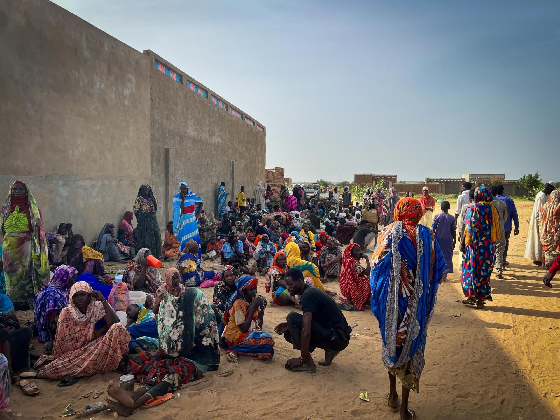 Des soudanais attendant d'être pris en charge par les équipes de MSF et du Ministère de la Santé.