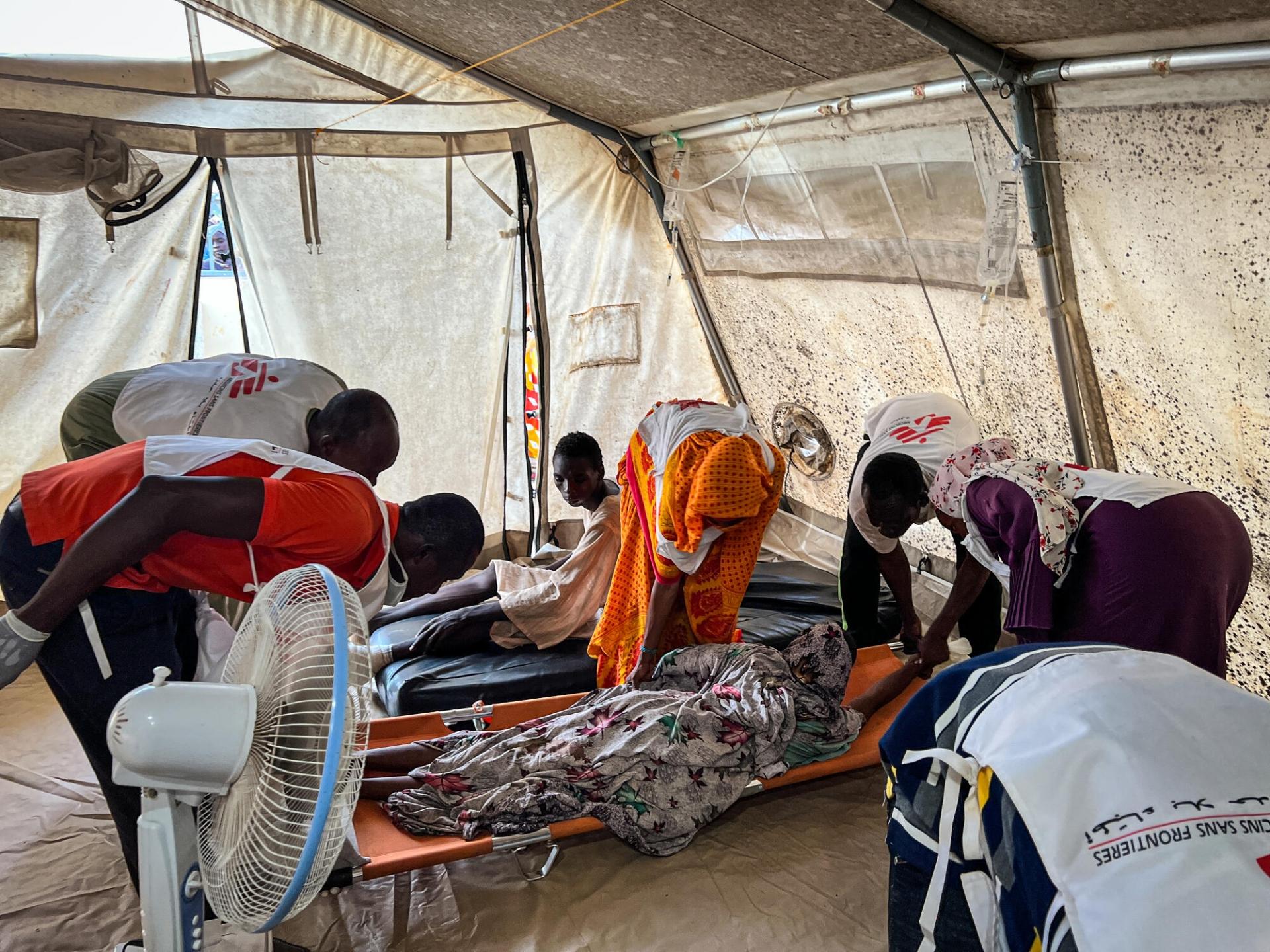 Les équipes de MSF prenant en charge un blessé soudanais à Adré.
