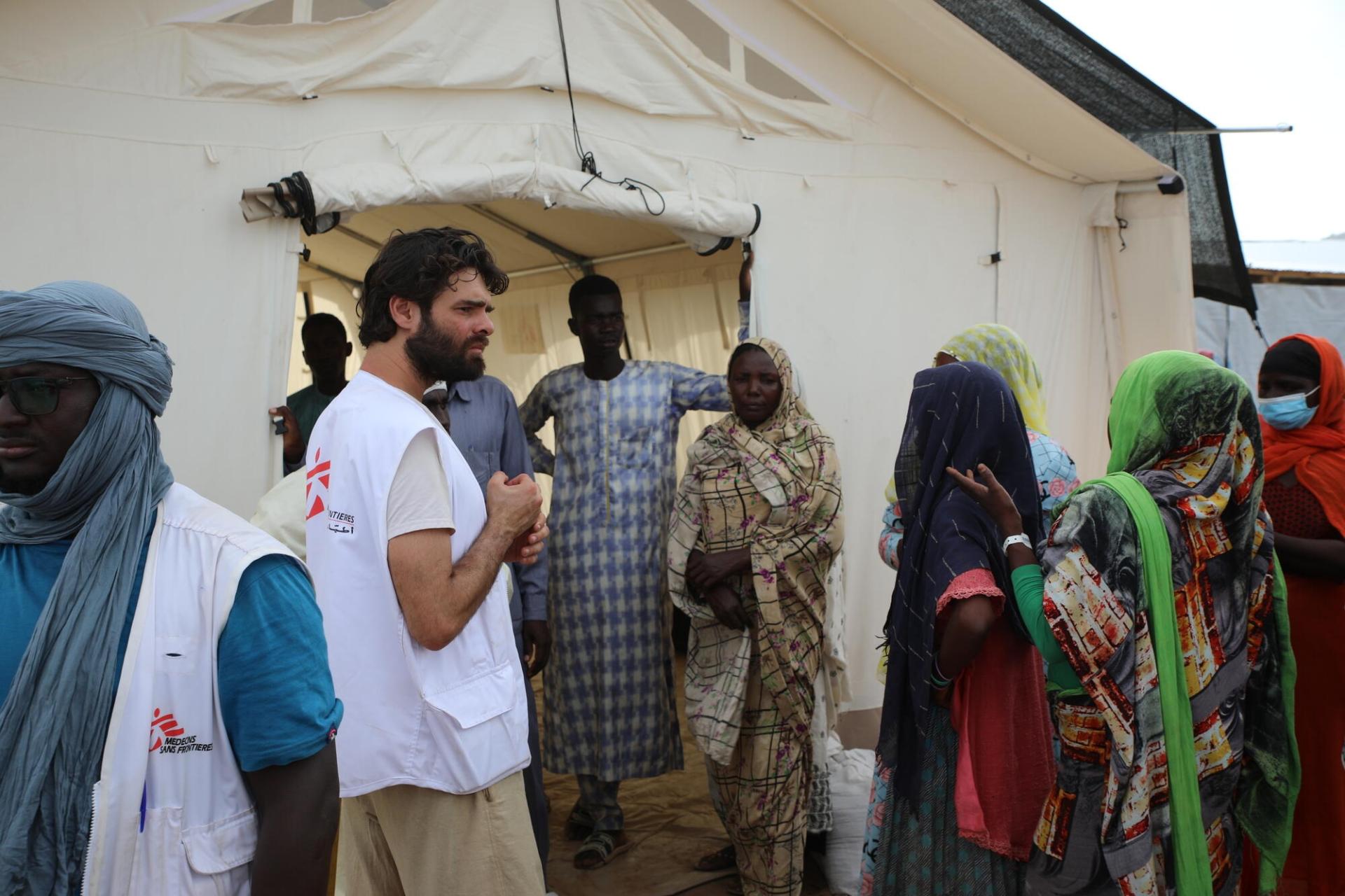 Un employé MSF dans la clinique du camp de réfugiés de Arkoum