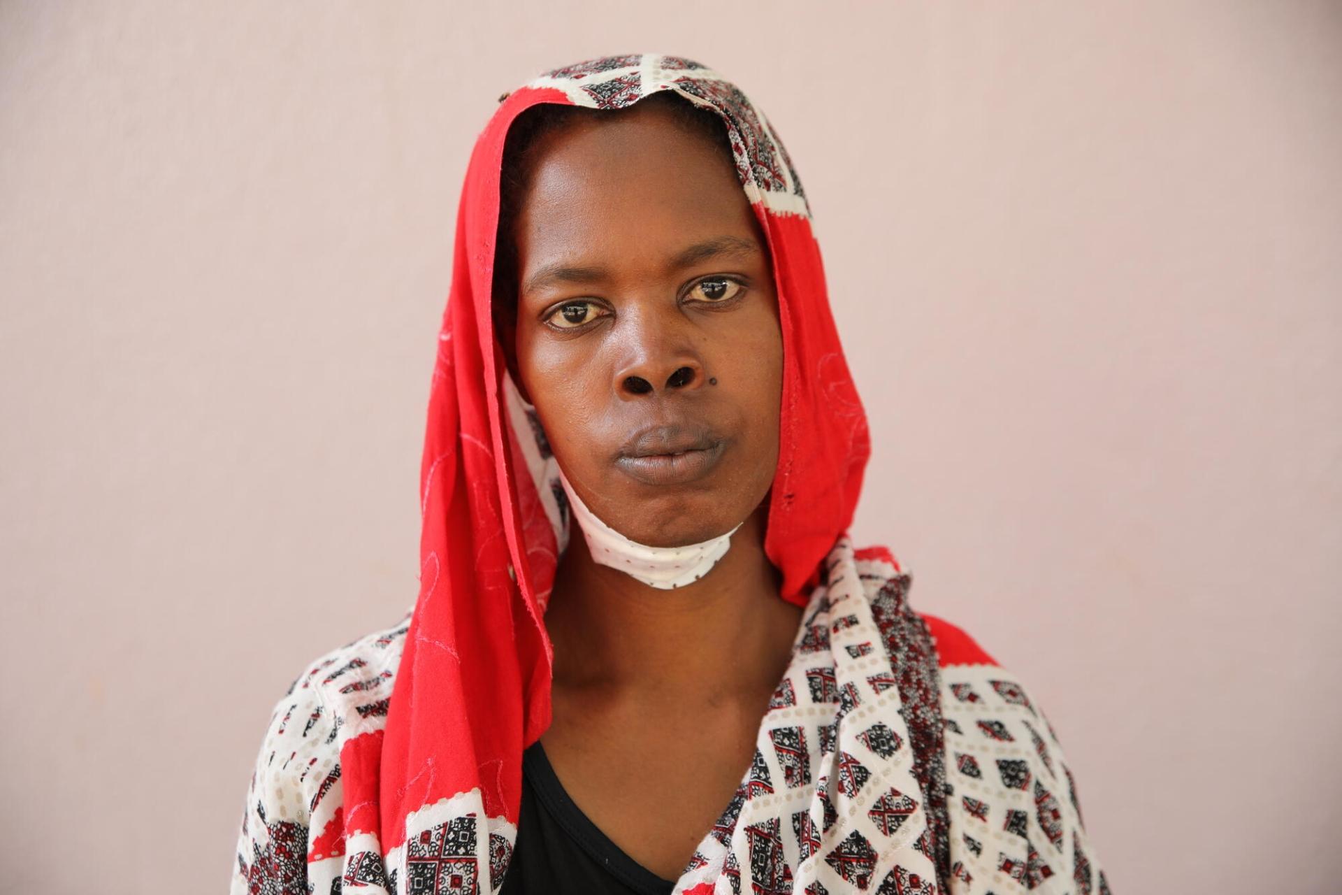 Cette femme qui a reçu une balle dans le cou a été prise en charge à l'hôpital d'Abéché.