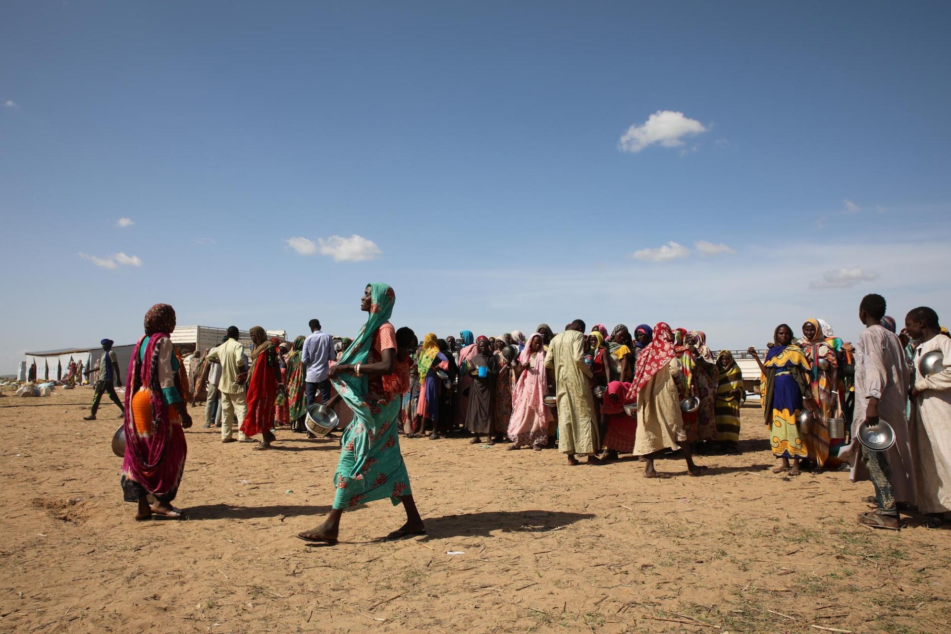 Distribution de nourriture à Arkoum, au Tchad.