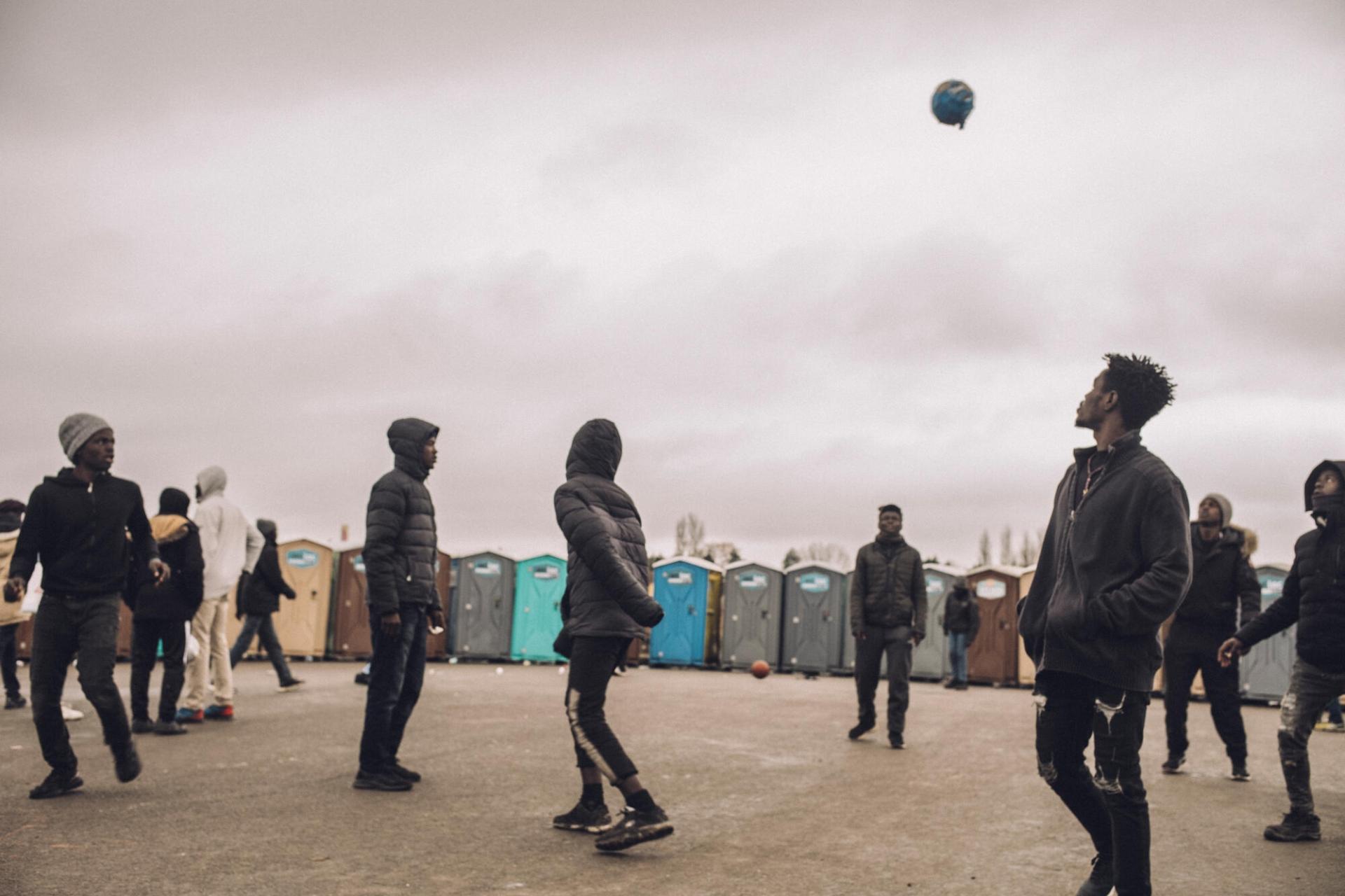 Des personnes en migration jouent au foot à proximité de la clinique mobile de MSF. Janvier 2024.