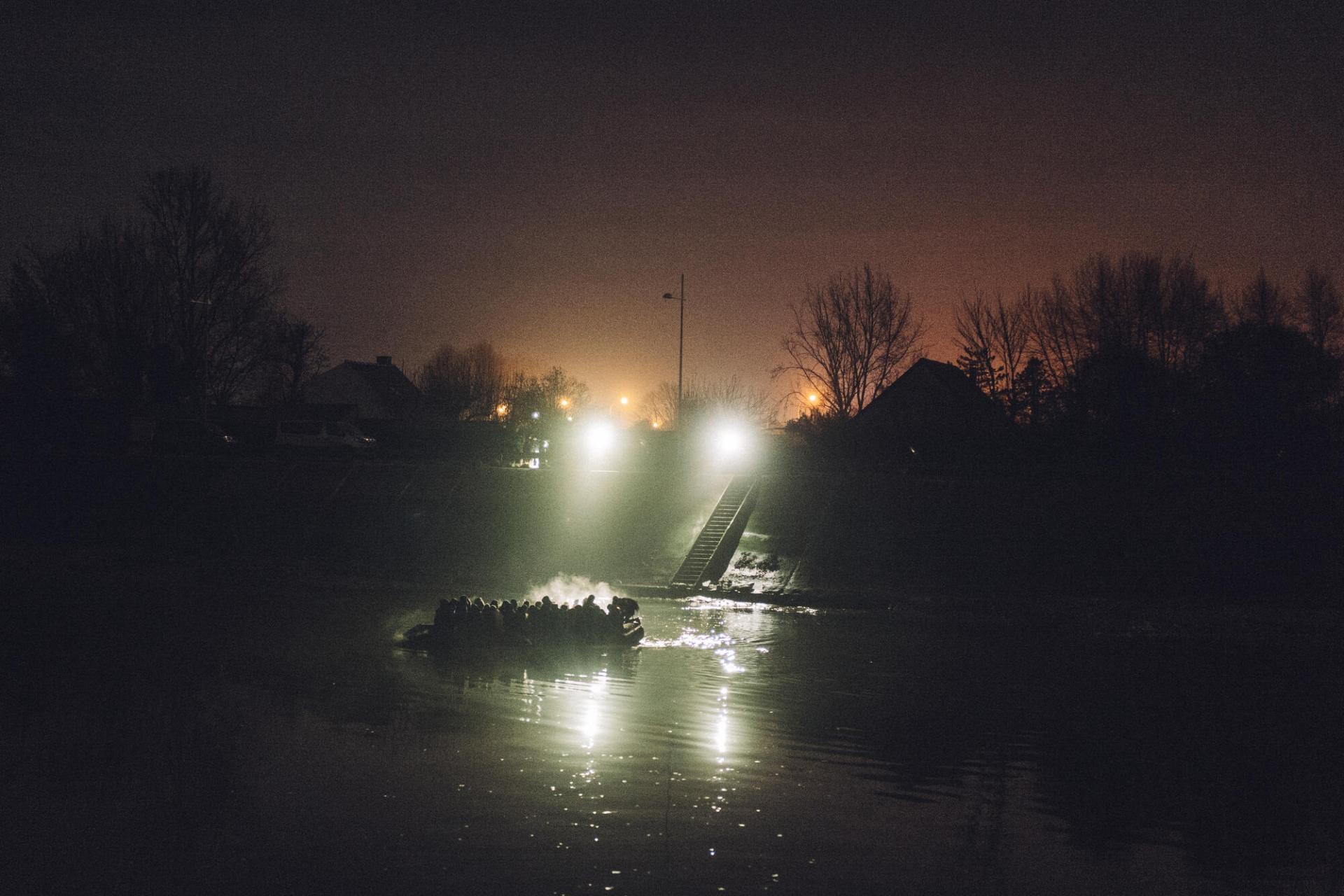 Durant la nuit du mercredi 24 et du jeudi 25 janvier 2024, une petite embarcation semi-rigide (appelée aussi « small boat ») quittait le canal de Gravelines, près de Grand-Fort-Philippe, dans le nord de la France, en direction de l’Angleterre. La police a tenté d’empêcher les dernières personnes d’embarquer avant que l'embarcation ne prenne le large pour tenter la traversée de la Manche.