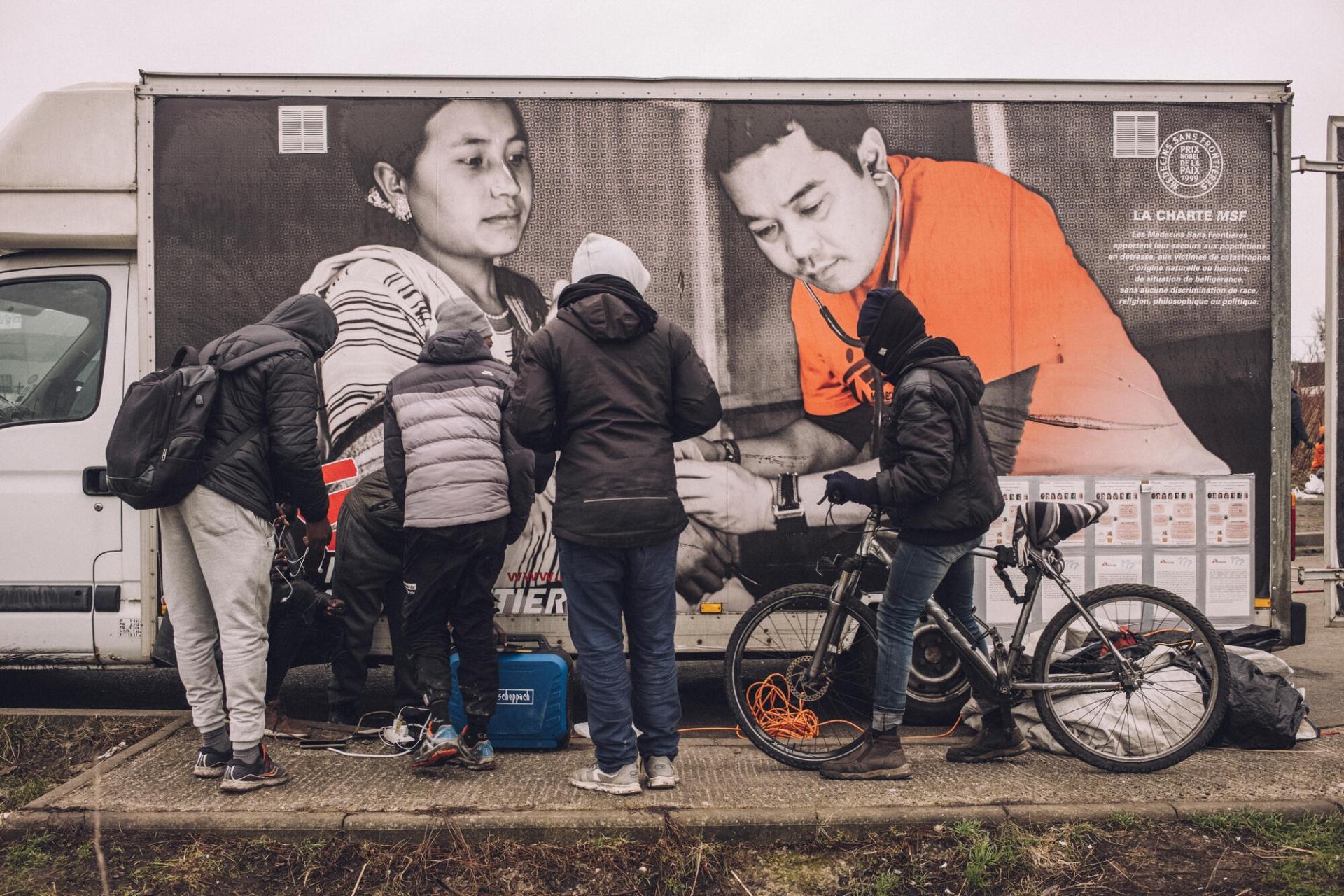 Pendant la clinique mobile de MSF, des migrants rechargent leur téléphone, un outil essentiel pour les exilés.