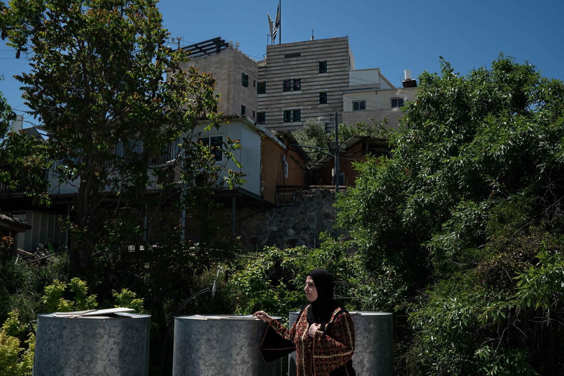 Une résidente du quartier de Tel Rumeida, à Hébron, sur le toit de sa maison située à proximité de celles de colons israéliens. Cisjordanie, mai 2023.