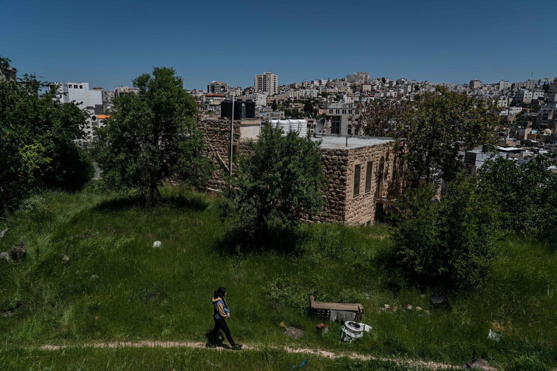 Une jeune fille palestinienne marche dans le quartier de Tel Rumeida, à Hebron. Cisjordanie, mai 2023.