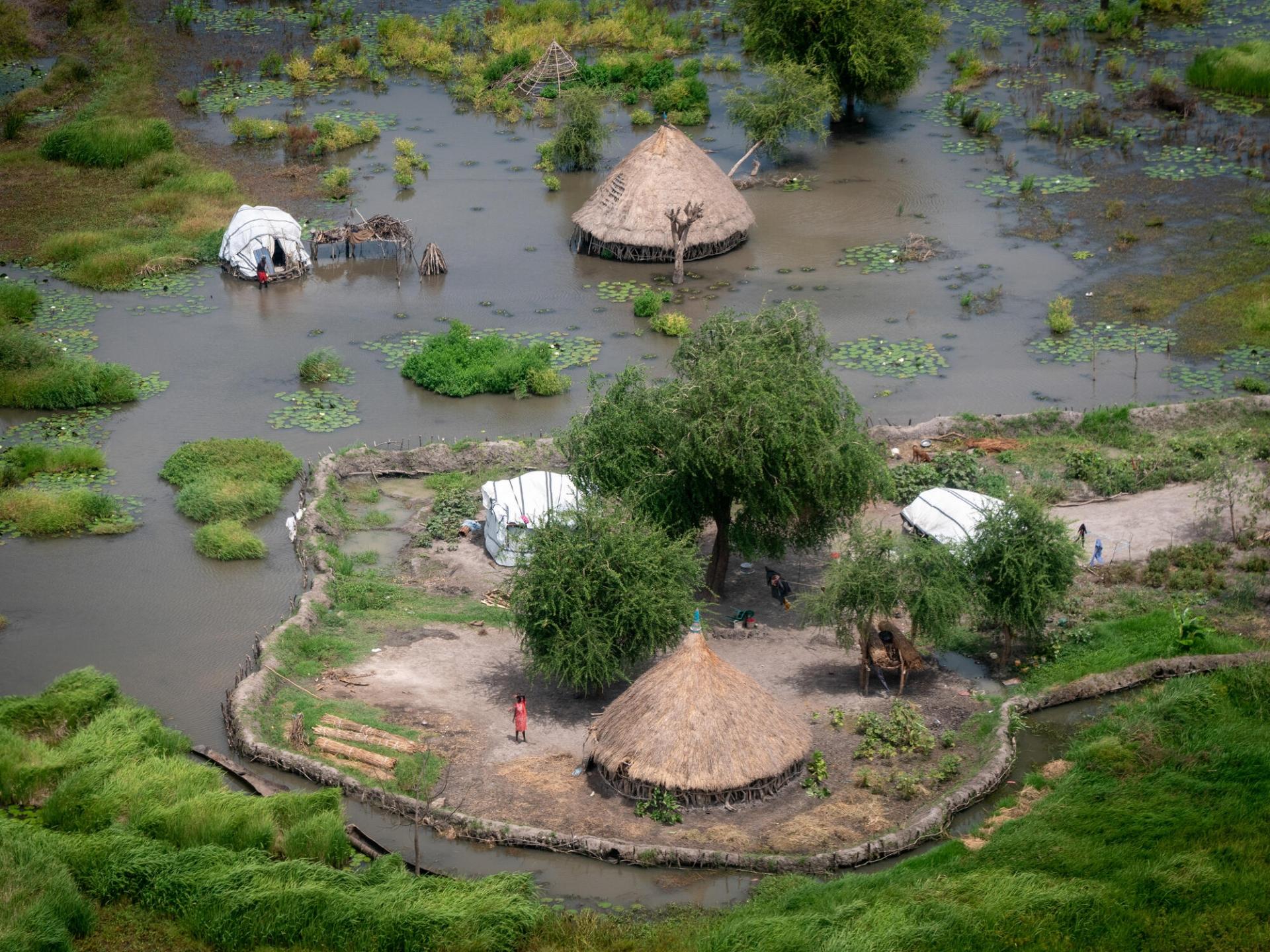 Vue aérienne de villages inondés près d'Old Fangak, Soudan du Sud.