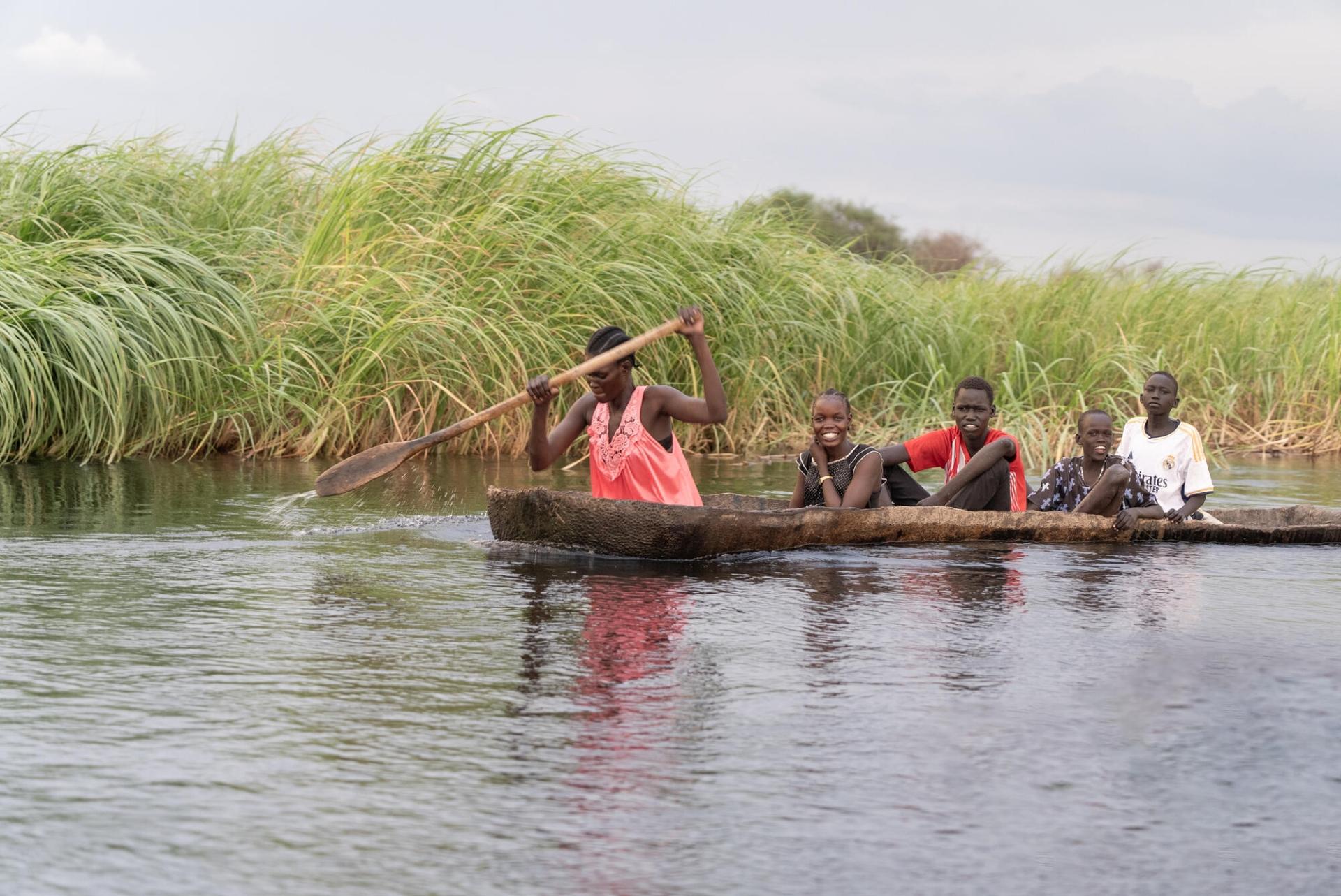 Dans les marais du Sudd, des habitants se déplacent à bord d'un canoe. Comté d'Old Fangak, Soudan du Sud, juillet 2024.