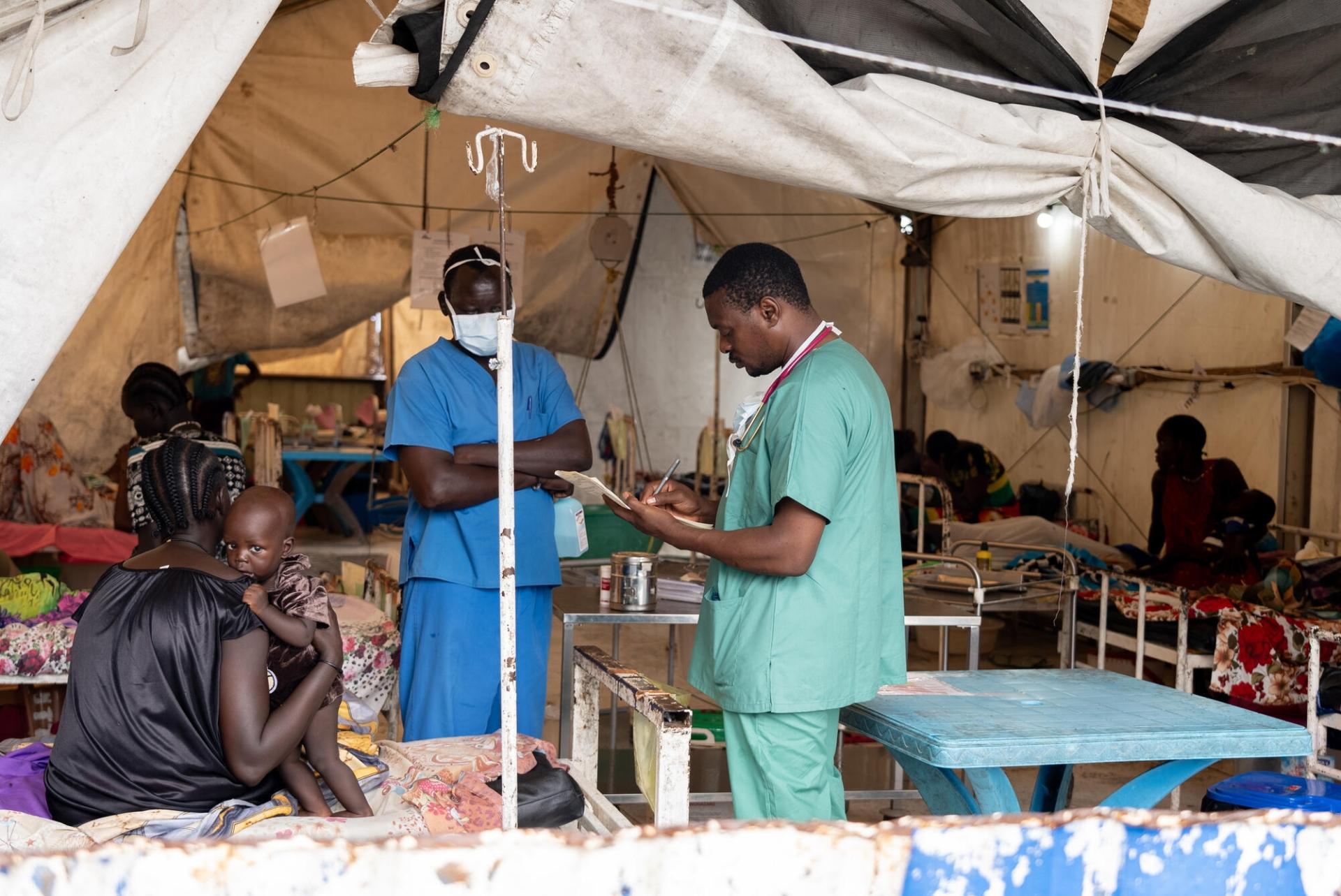 Les équipes médicales MSF lors d'une consultation à l'hôpital d'Old Fangak, Soudan du Sud, juillet 2024.