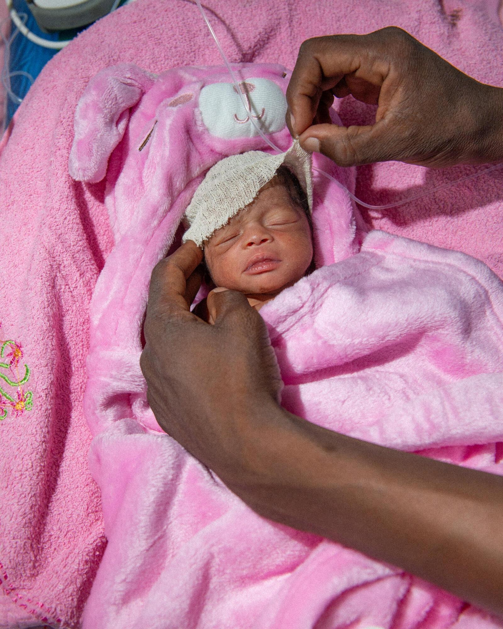 Un enfant âgé d'un jour, dans le centre spécialisé.