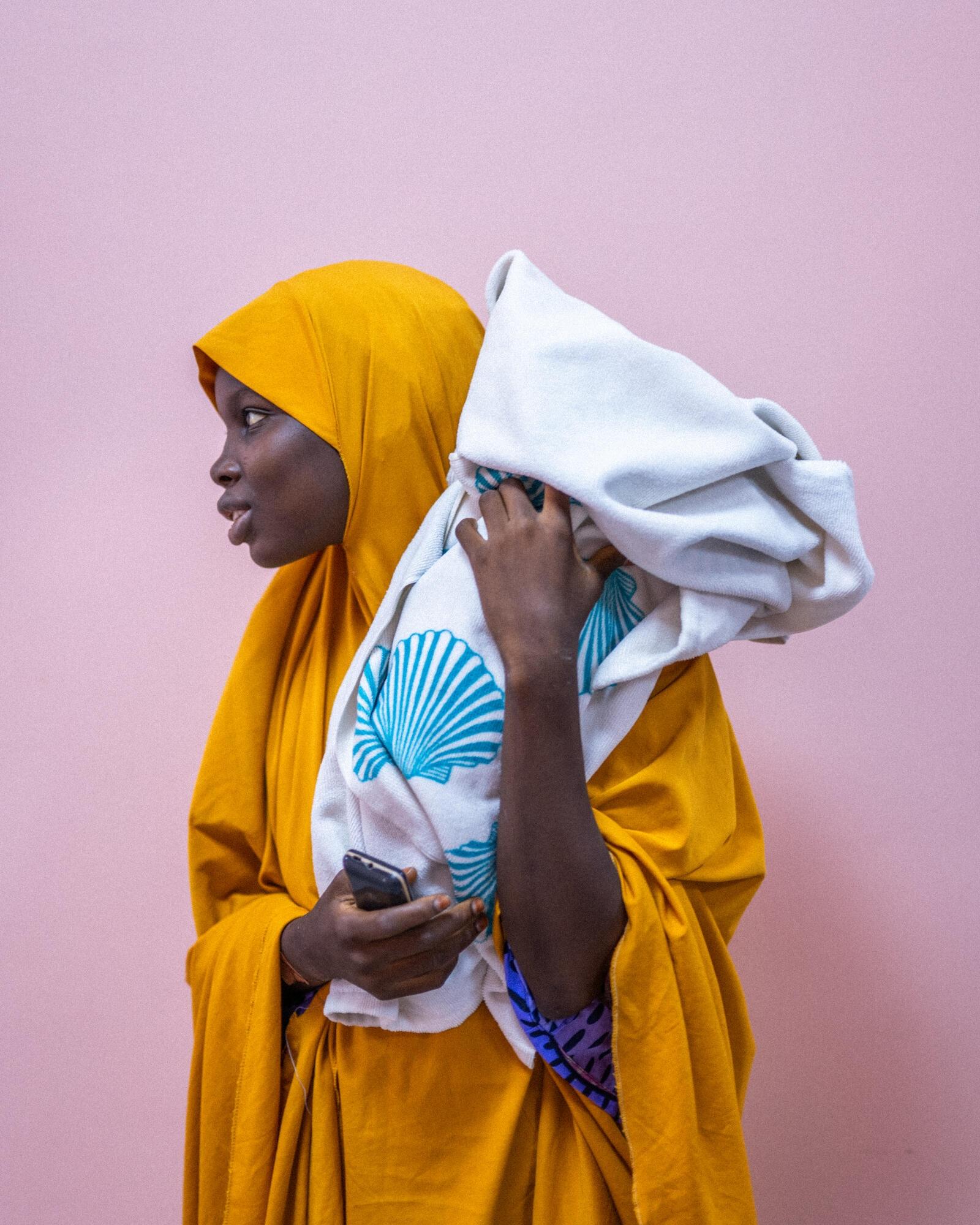Une femme tient l'enfant de sa soeur dans le centre spécialisé.